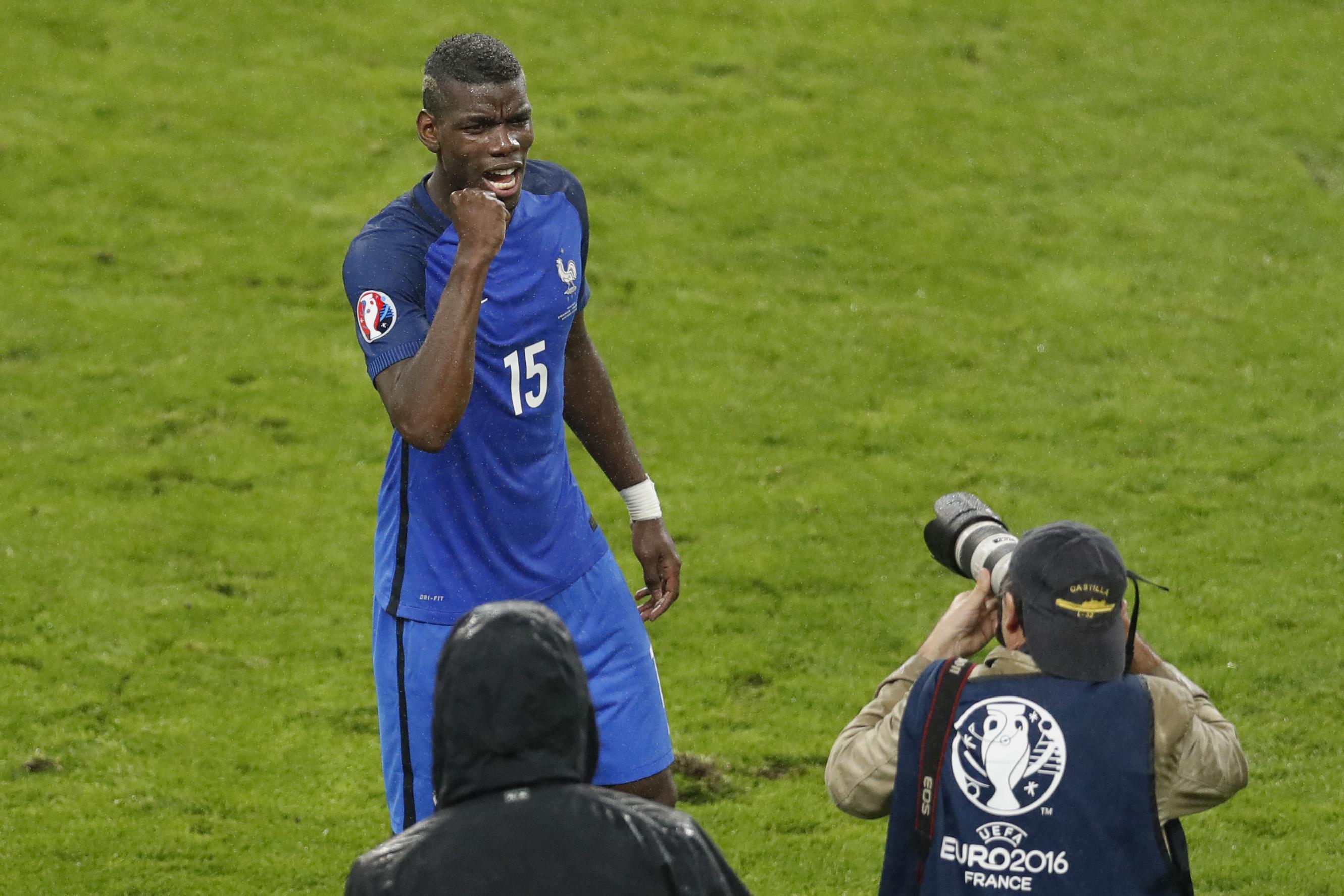 Paul Pogba rayakan gol ke gawang Islandia