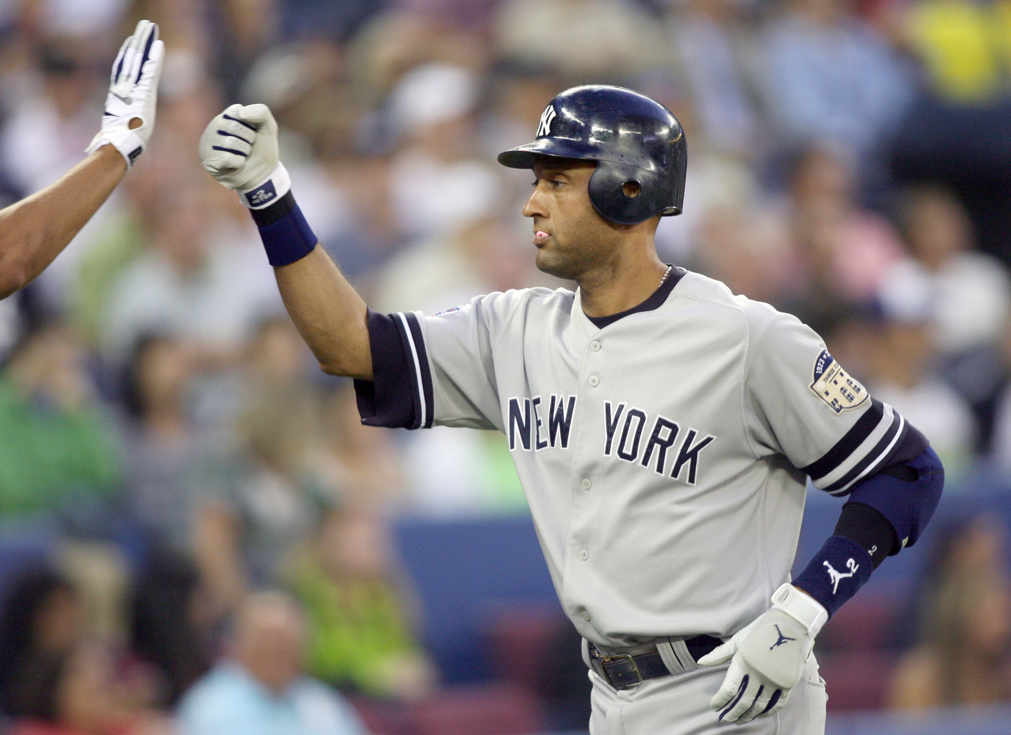 Jeter notches hit No. 2,500