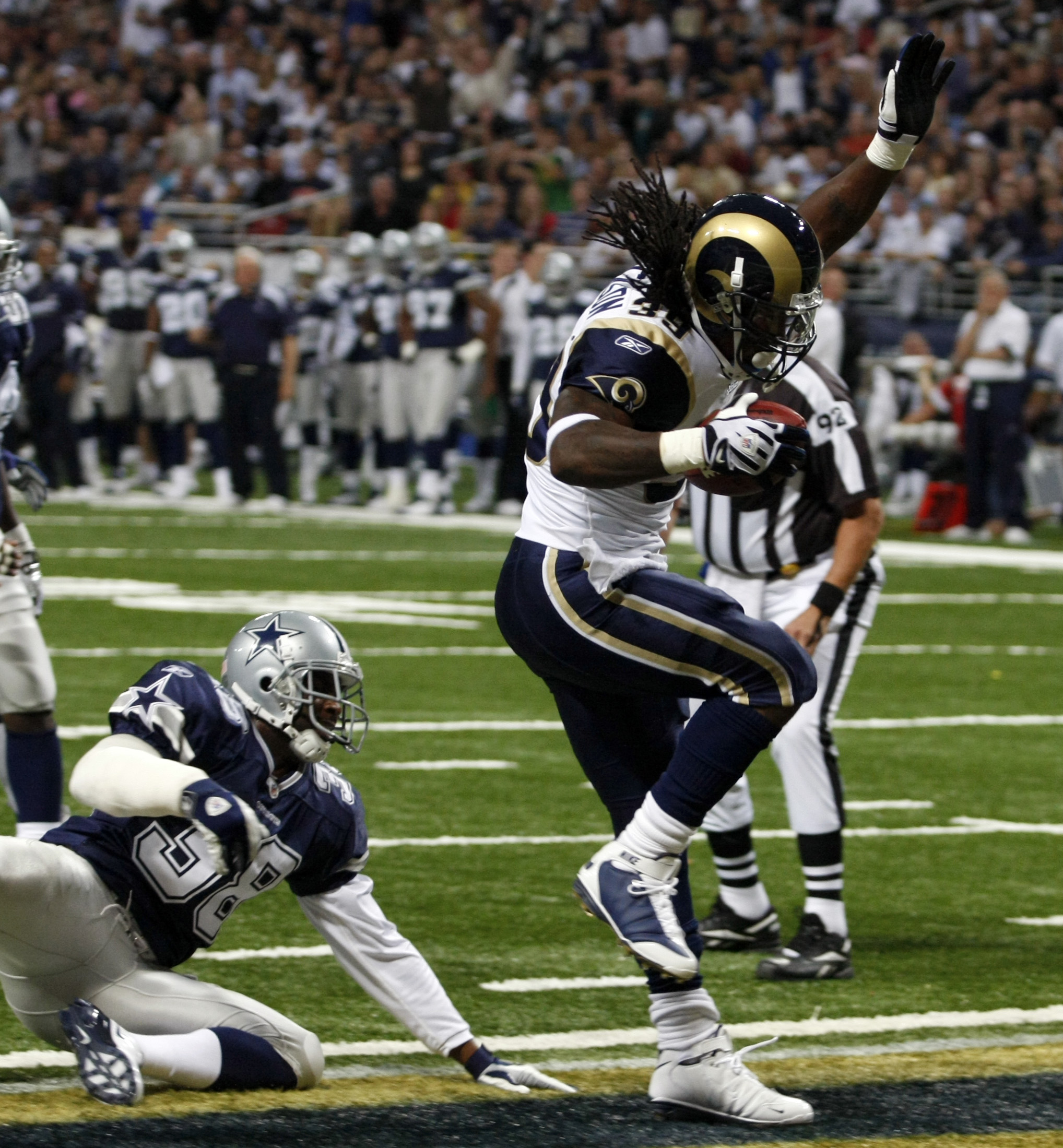 Running back Steven Jackson of the St. Louis Rams runs with the