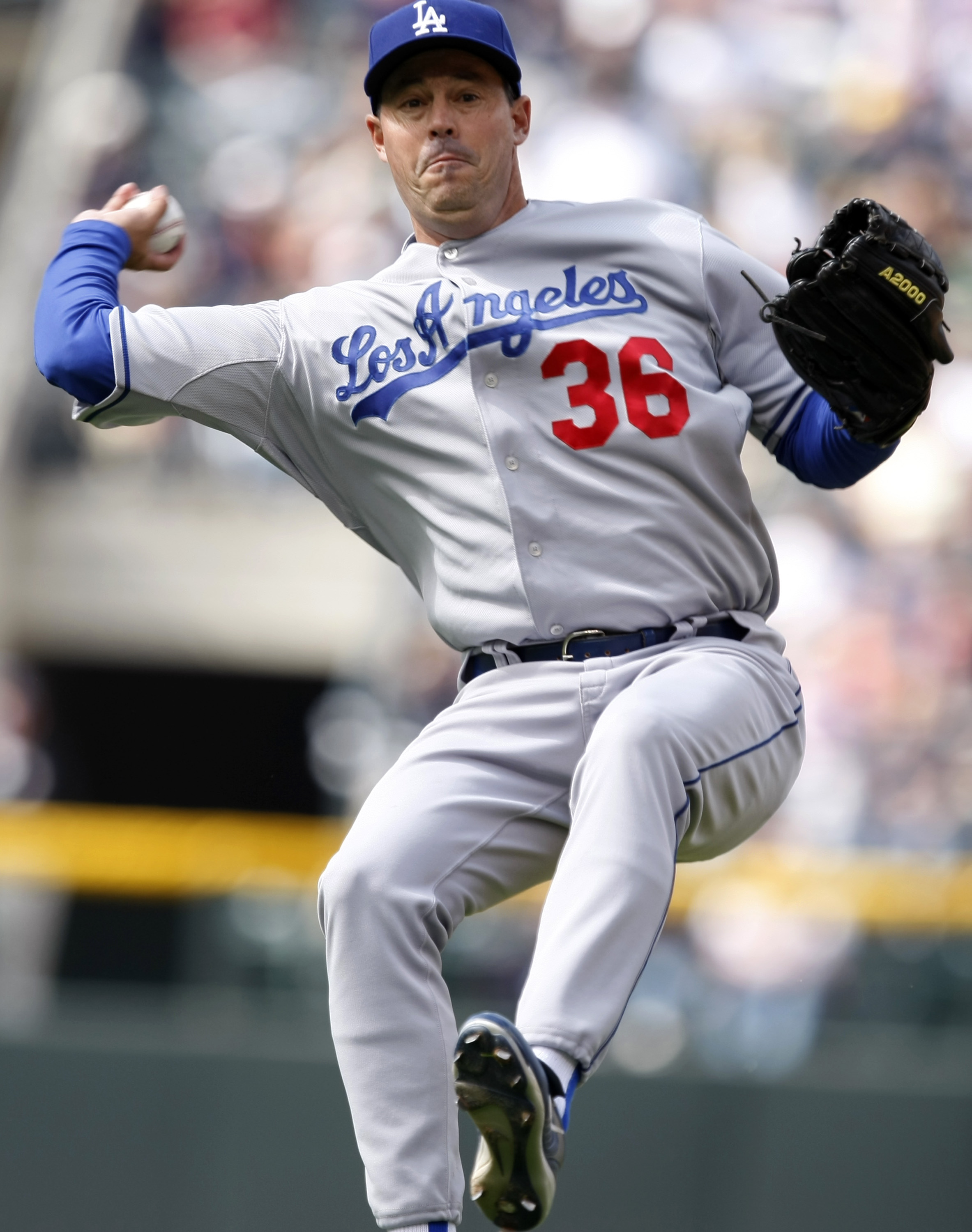 BEST DEFENSIVE PITCHER EVER?!?! Greg Maddux won EIGHTEEN Gold Gloves in his  career (won 13 straight) 