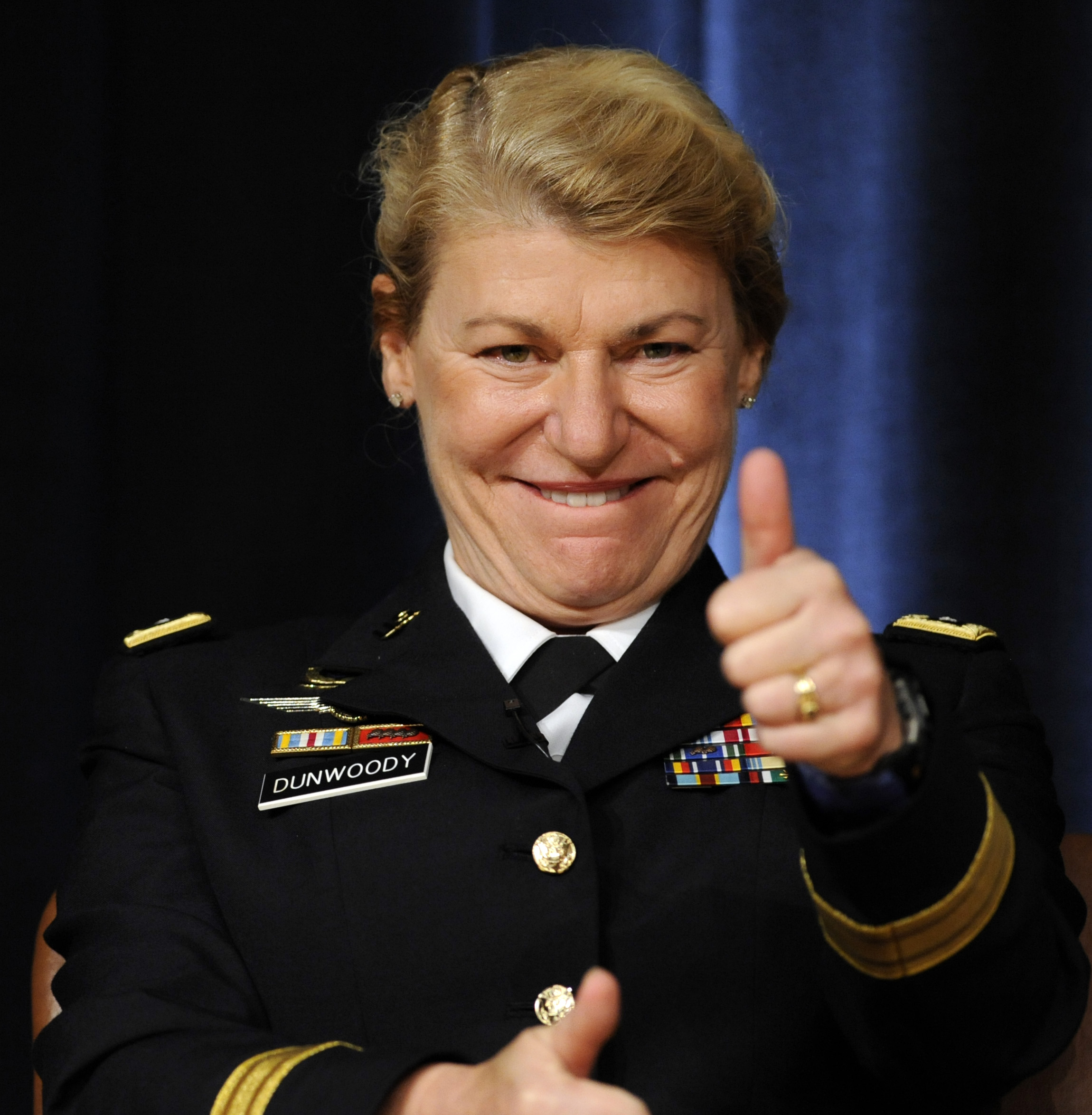 Женщина нато. Генерал НАТО трансгендер. Энн Данвуди. Энн Элизабет Данвуди. Генерал Гарольд Данвуди.