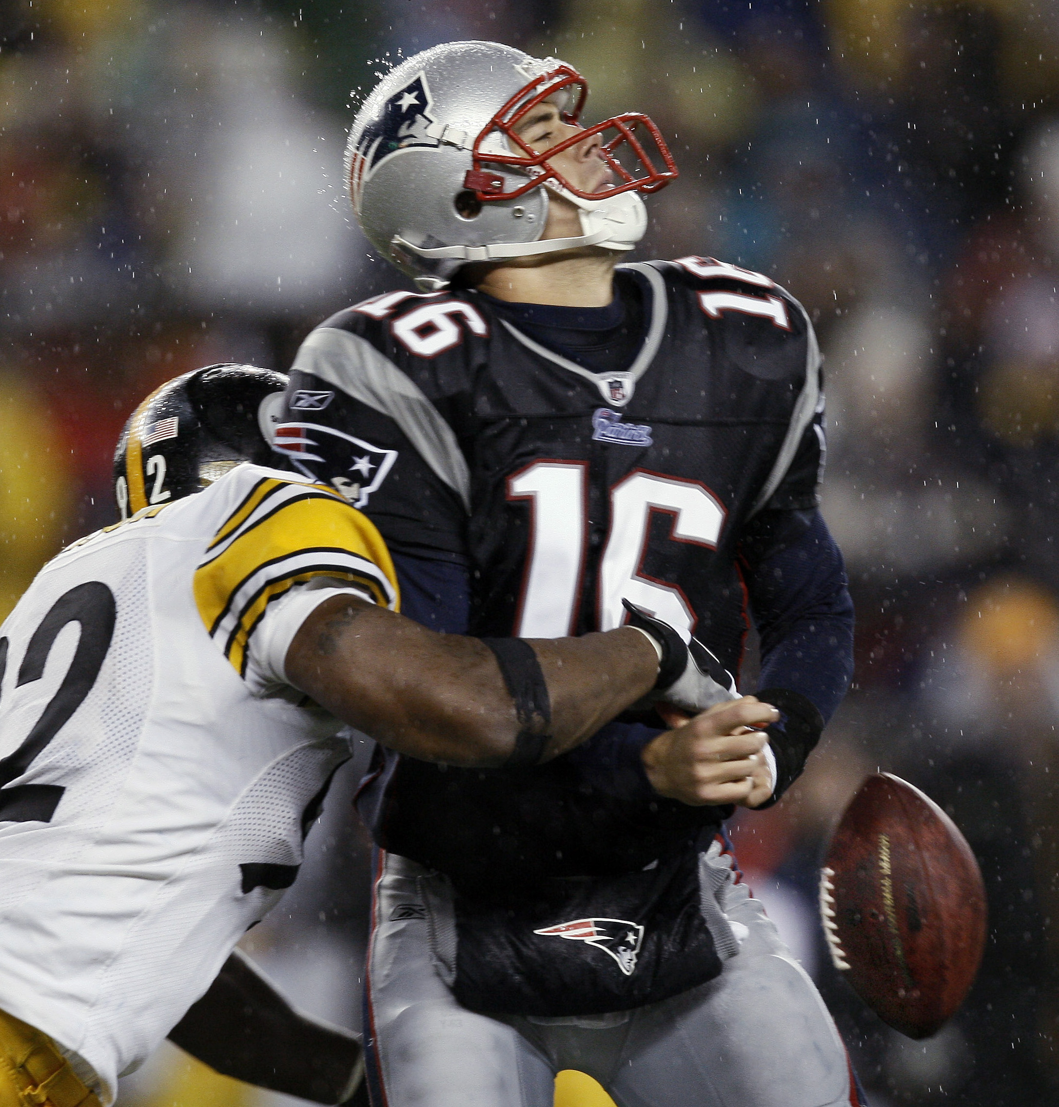 New England Patriots QB Matt Cassel looks to receiver Randy Moss