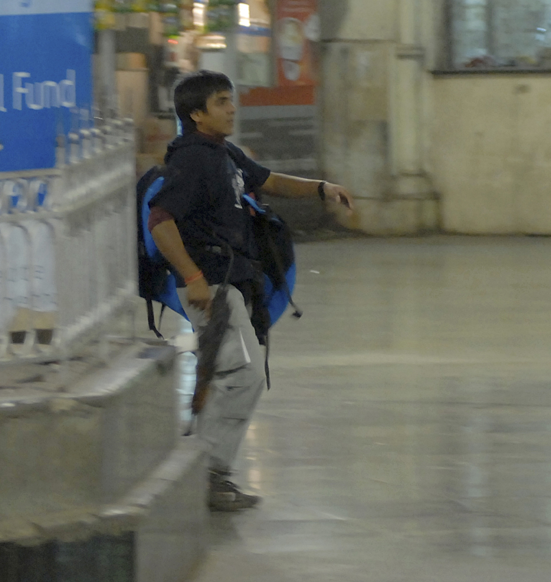 Человек в синем свитере во время теракта