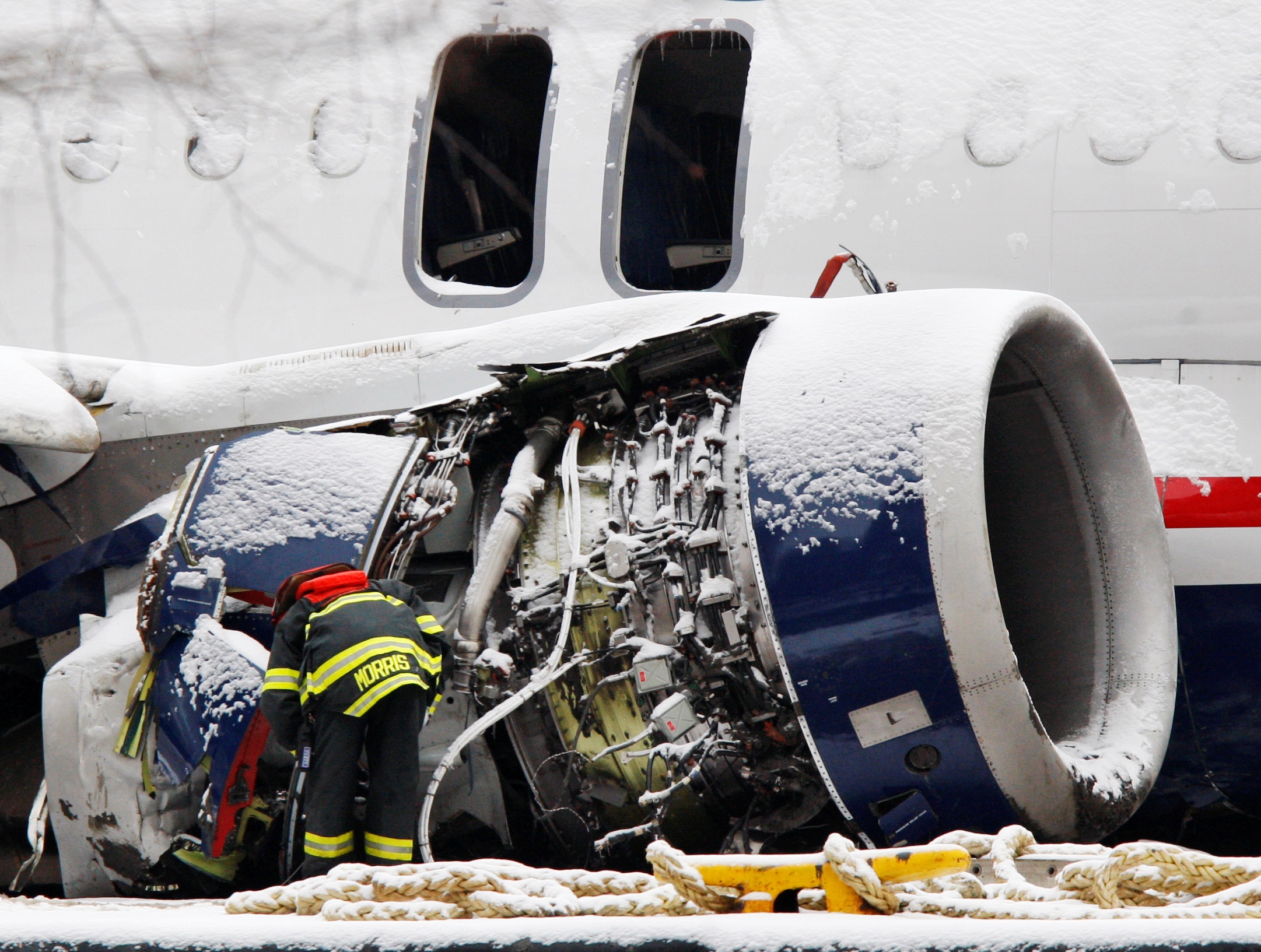 Аварийные посадки самолетов на воду. Авиакатастрофа на Гудзоне 2009. Airbus a320 Гудзон. Аварийная посадка a320 на Гудзон. Самолёт Airbus a320 чудо на Гудзоне.