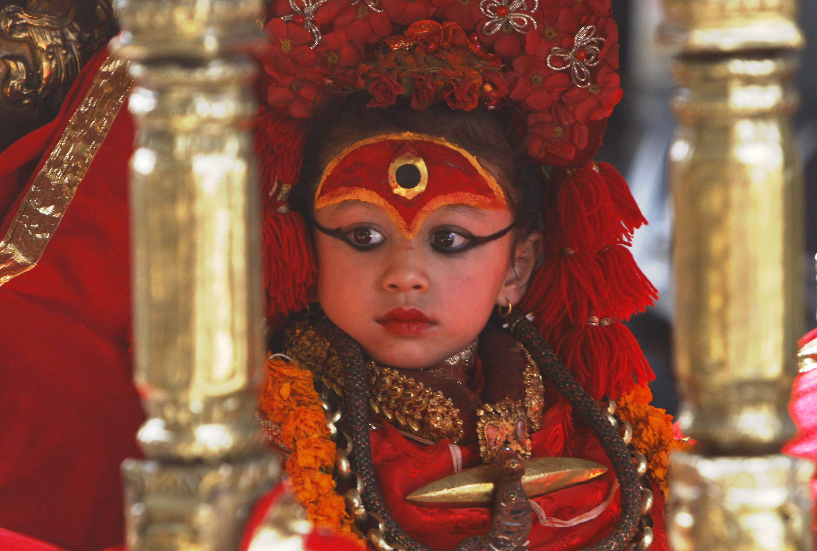 Принцесса непала. Кумари богиня Непала. Матина Шакья Кумари. Живая богиня Кумари. Храм живой Богини Кумари.