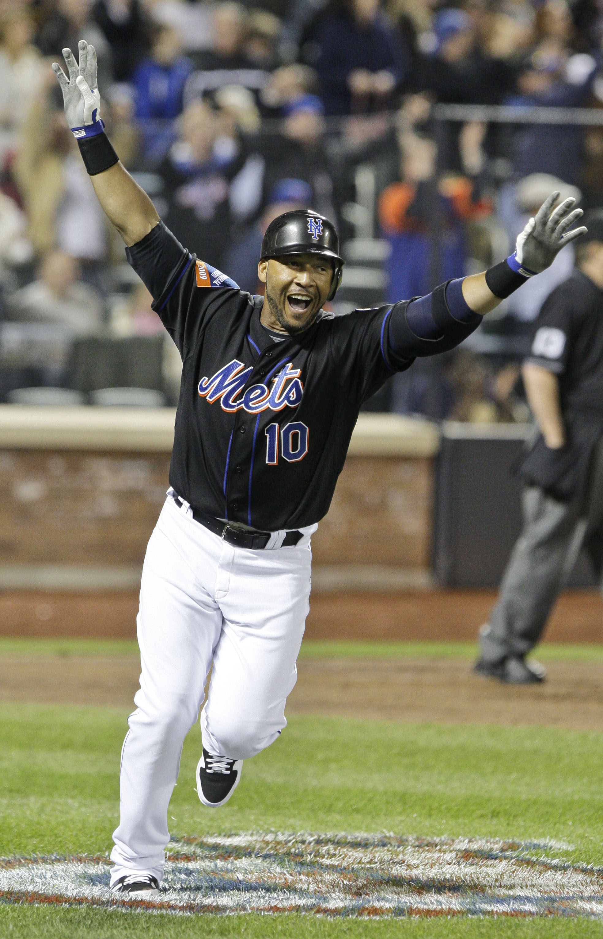 New York Mets Gary Sheffield hits a double in the sixth inning