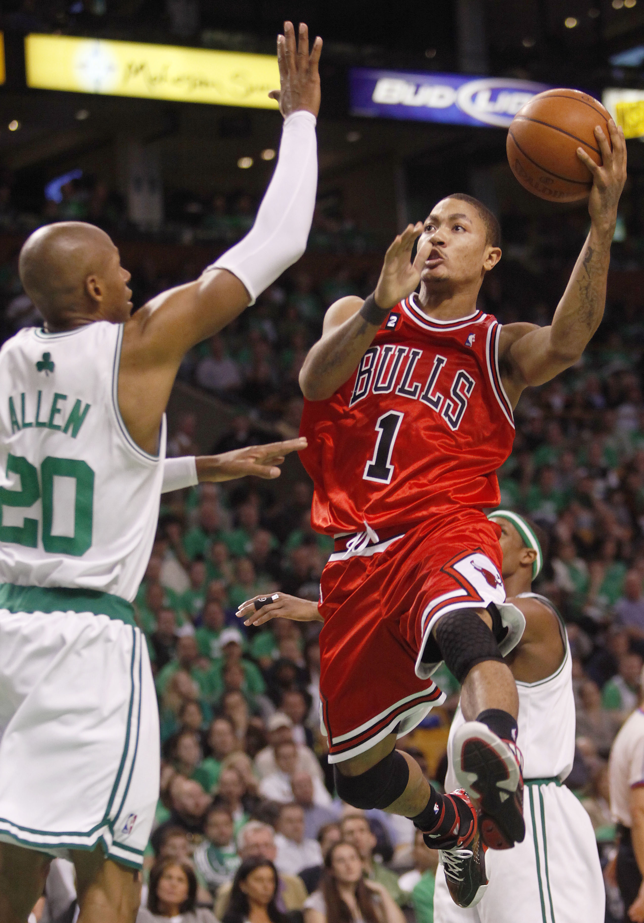 Chicago Bulls guard Derrick Rose (1) makes a move with the