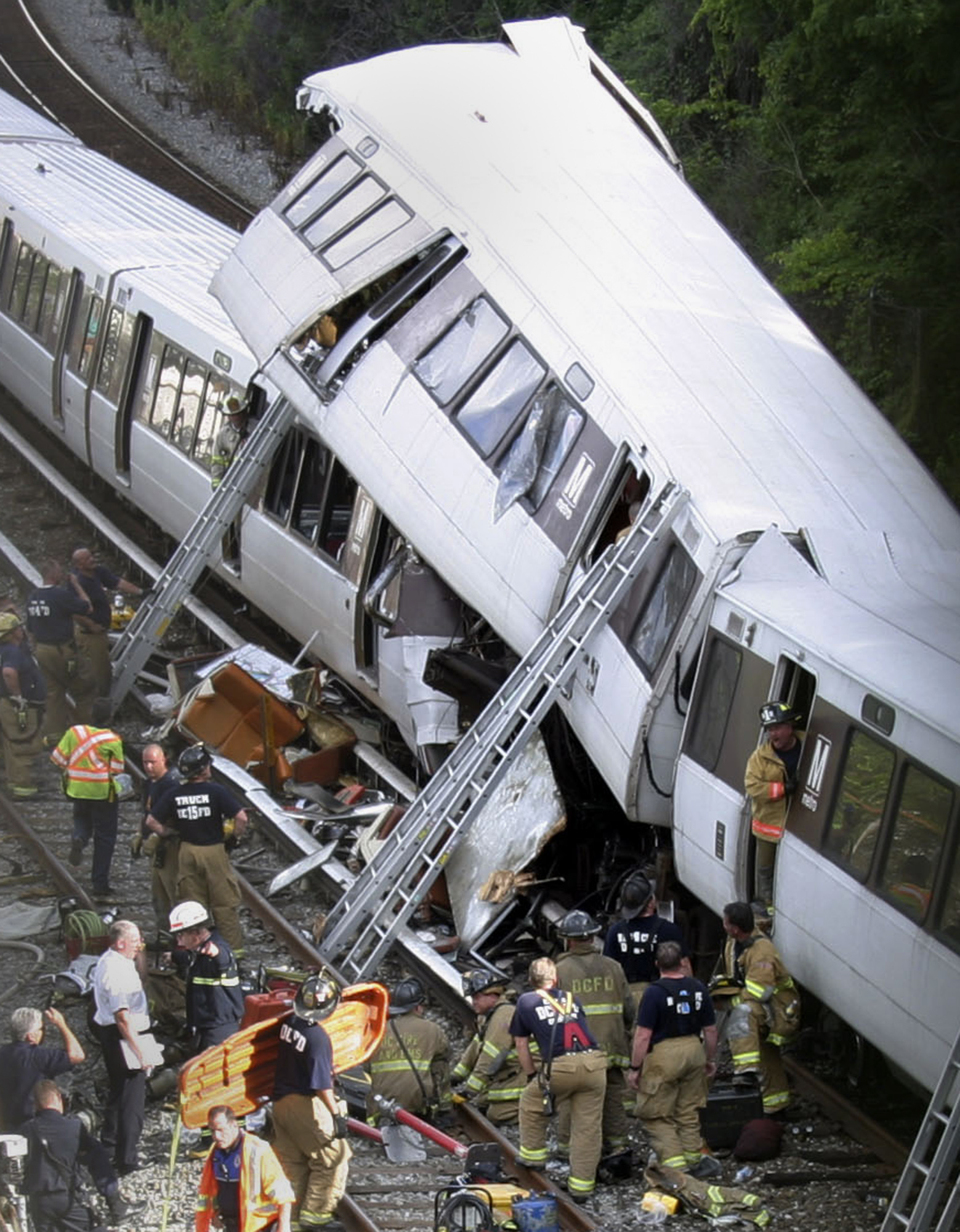 美国纽约州发生火车脱轨事故 两节车厢坠入河中_四川在线