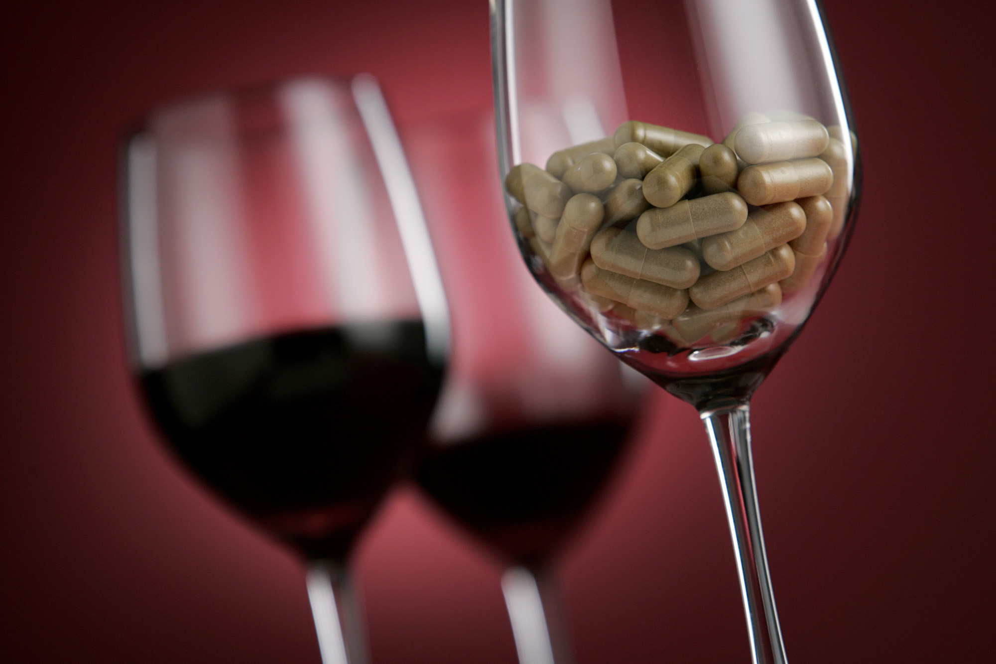 Бокал вина при антибиотиках. Вино. Красное вино. Энотерапия (винолечение). Полезное вино.