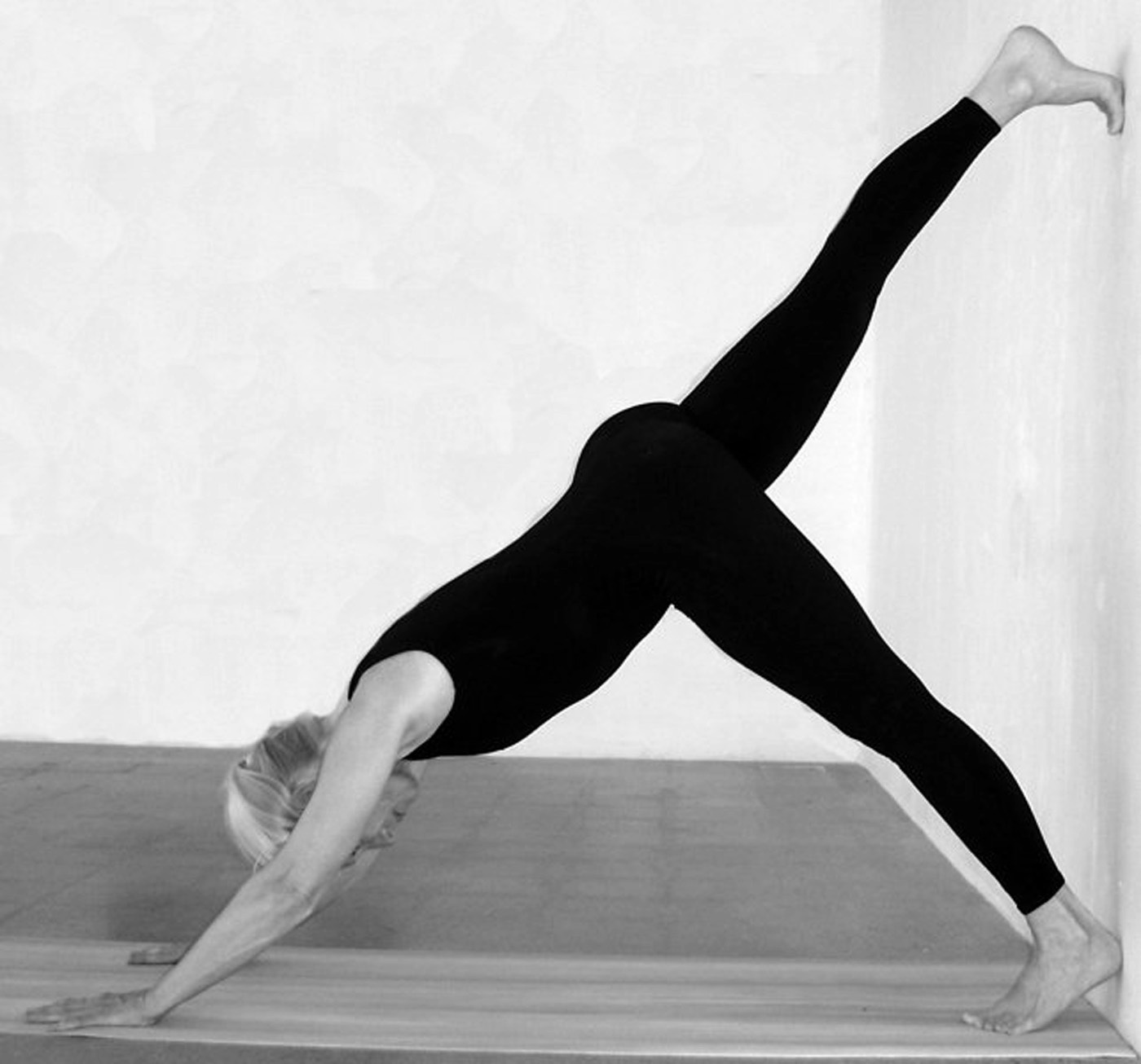 How to Do Legs Up the Wall in Yoga – EverydayYoga.com