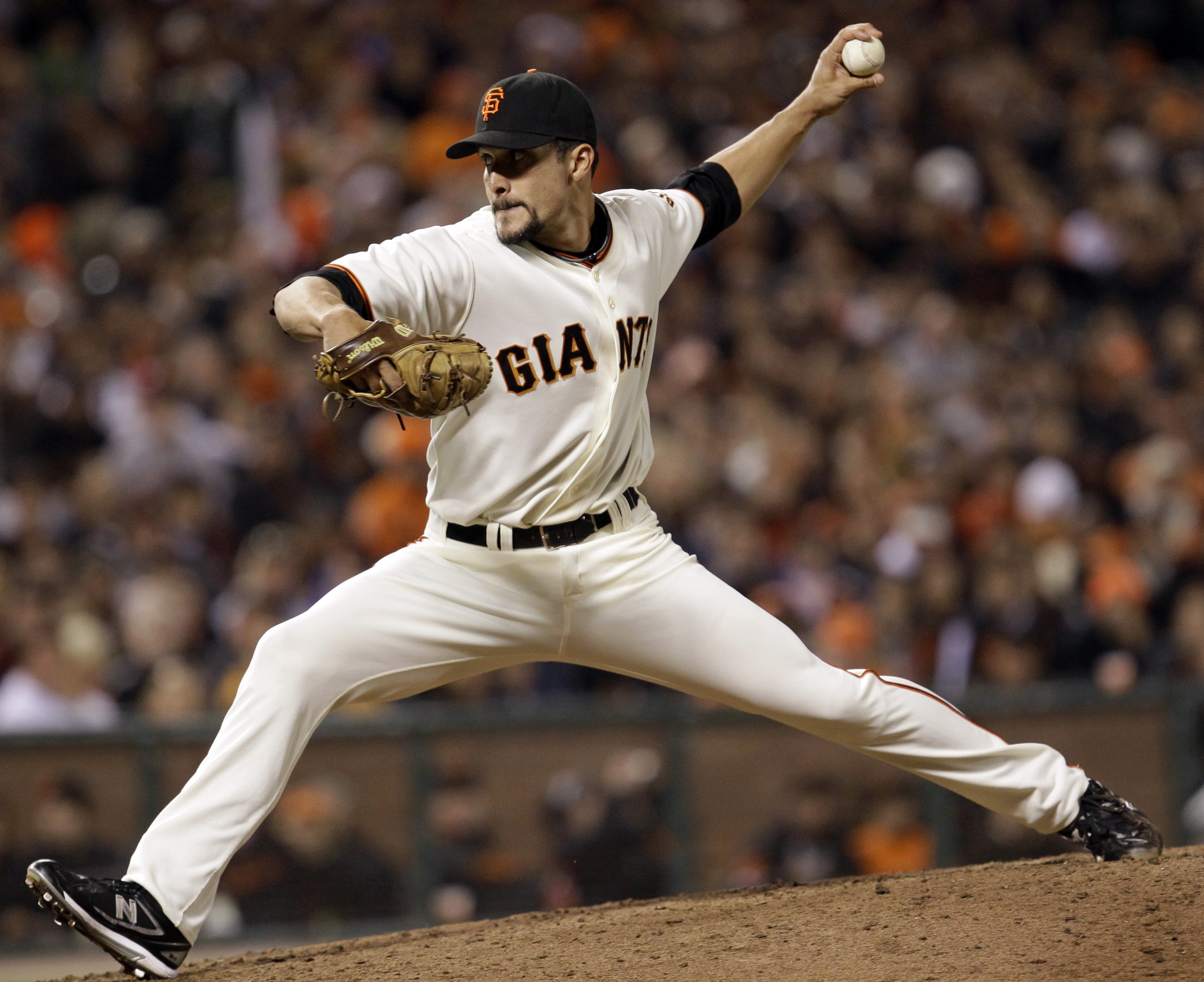 Giants reliever Lopez comes at batters from all angles