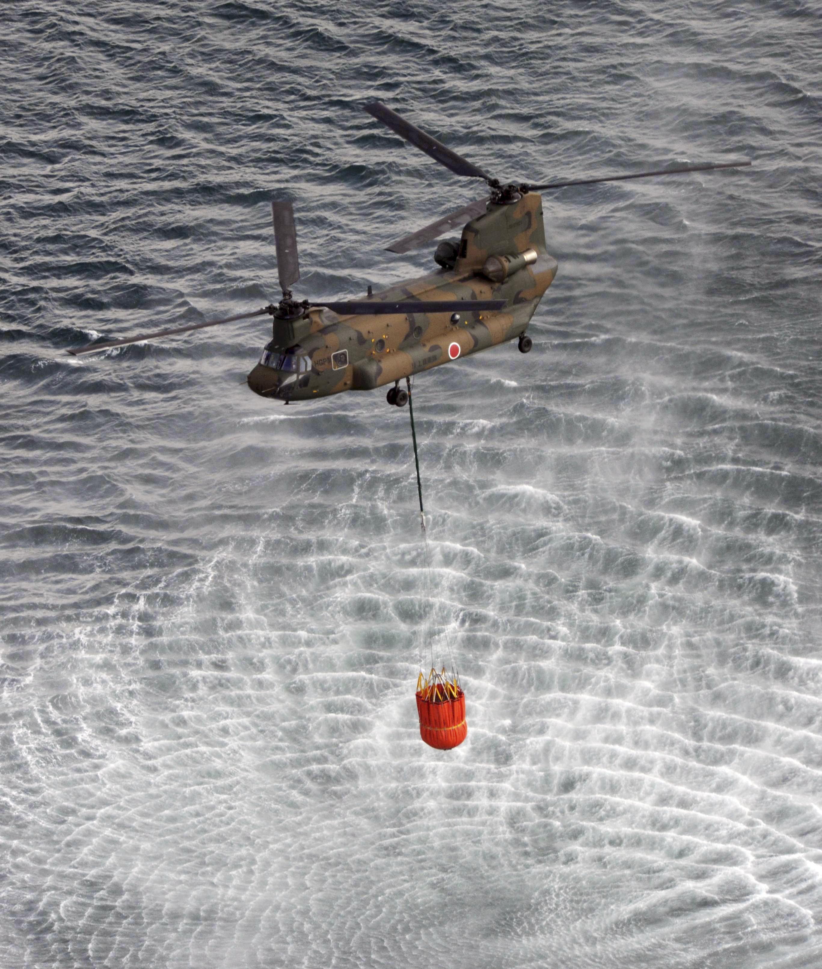 Скинь вертолет. Водный вертолет. Вертолет набирает воду. Вертолет выливающий воду. Вертолет сбрасывает воду.
