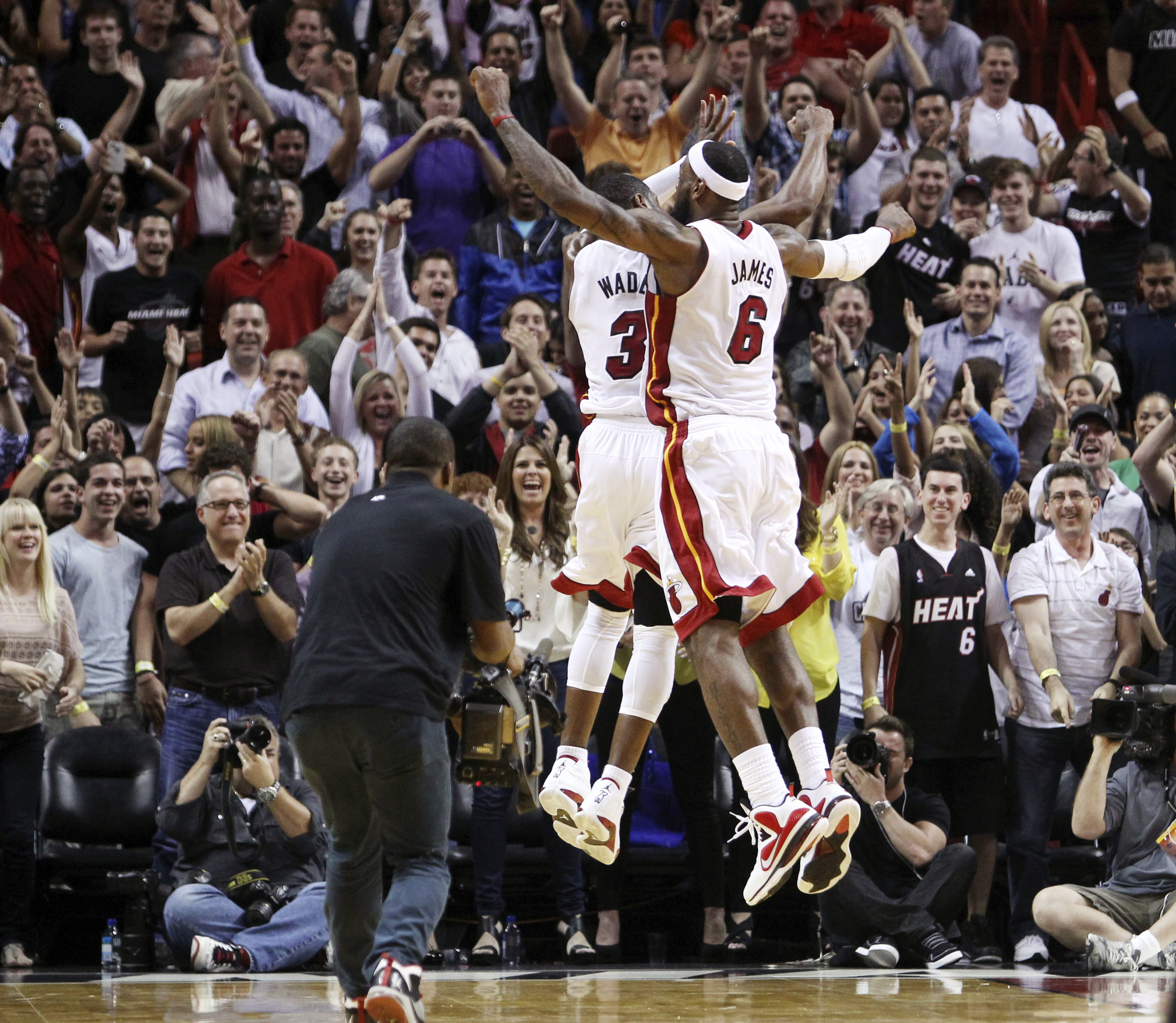 LeBron James and Dwyane Wade Lift Heat Over Pacers in Game 7 - The New York  Times