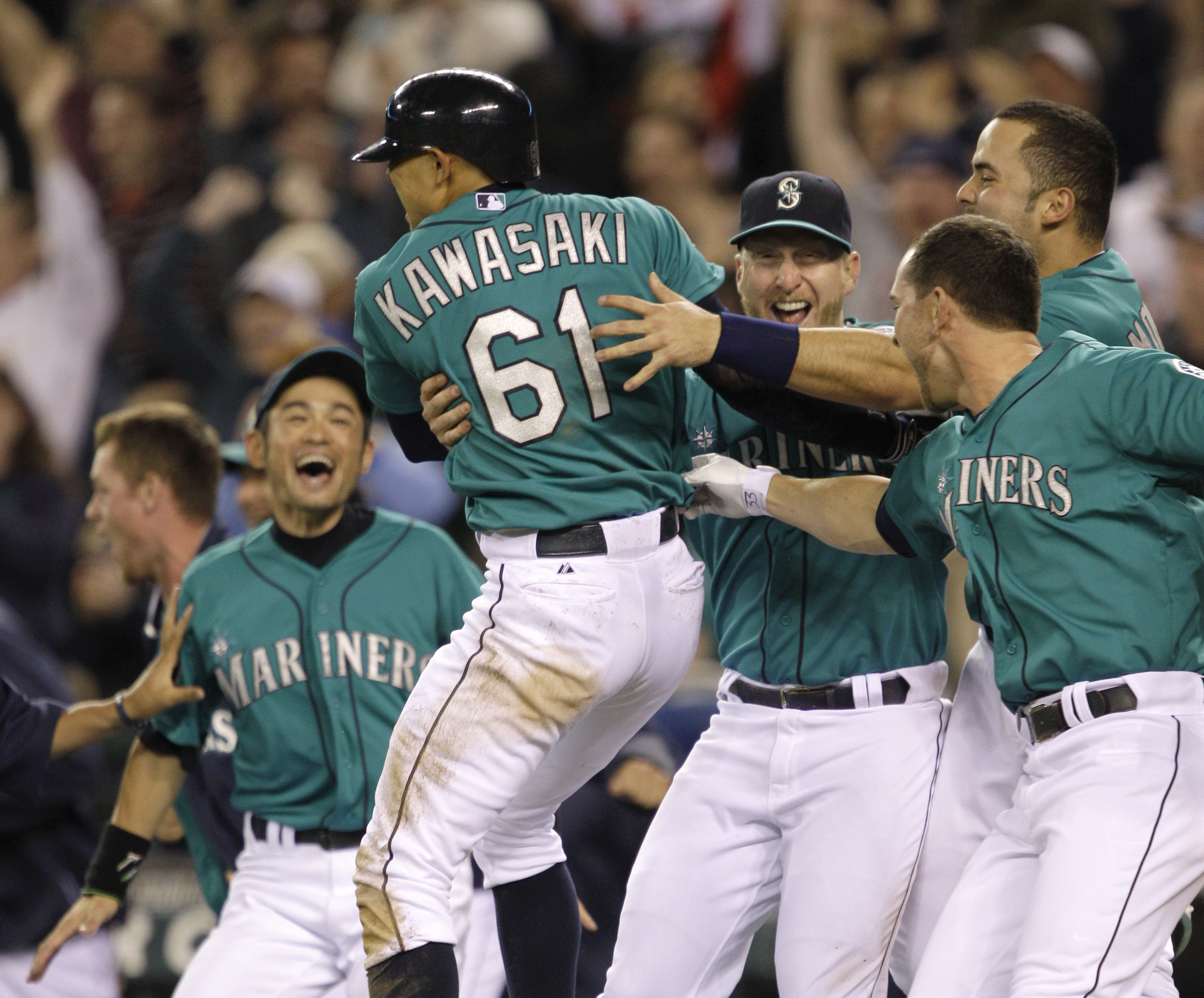 Munenori Kawasaki Shows Off Dancing Skills in Mariners Dugout