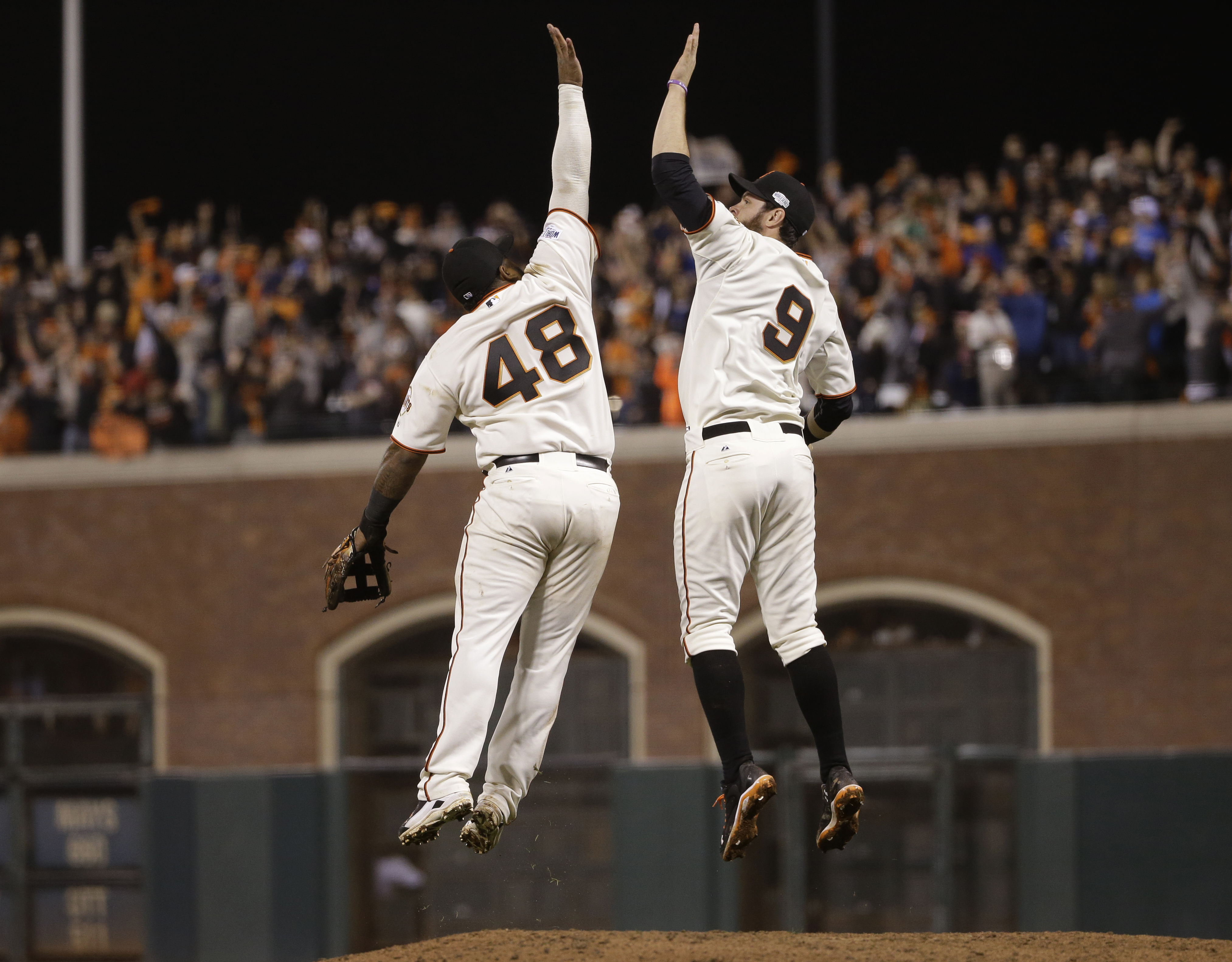Giants rally, crush Royals to knot series