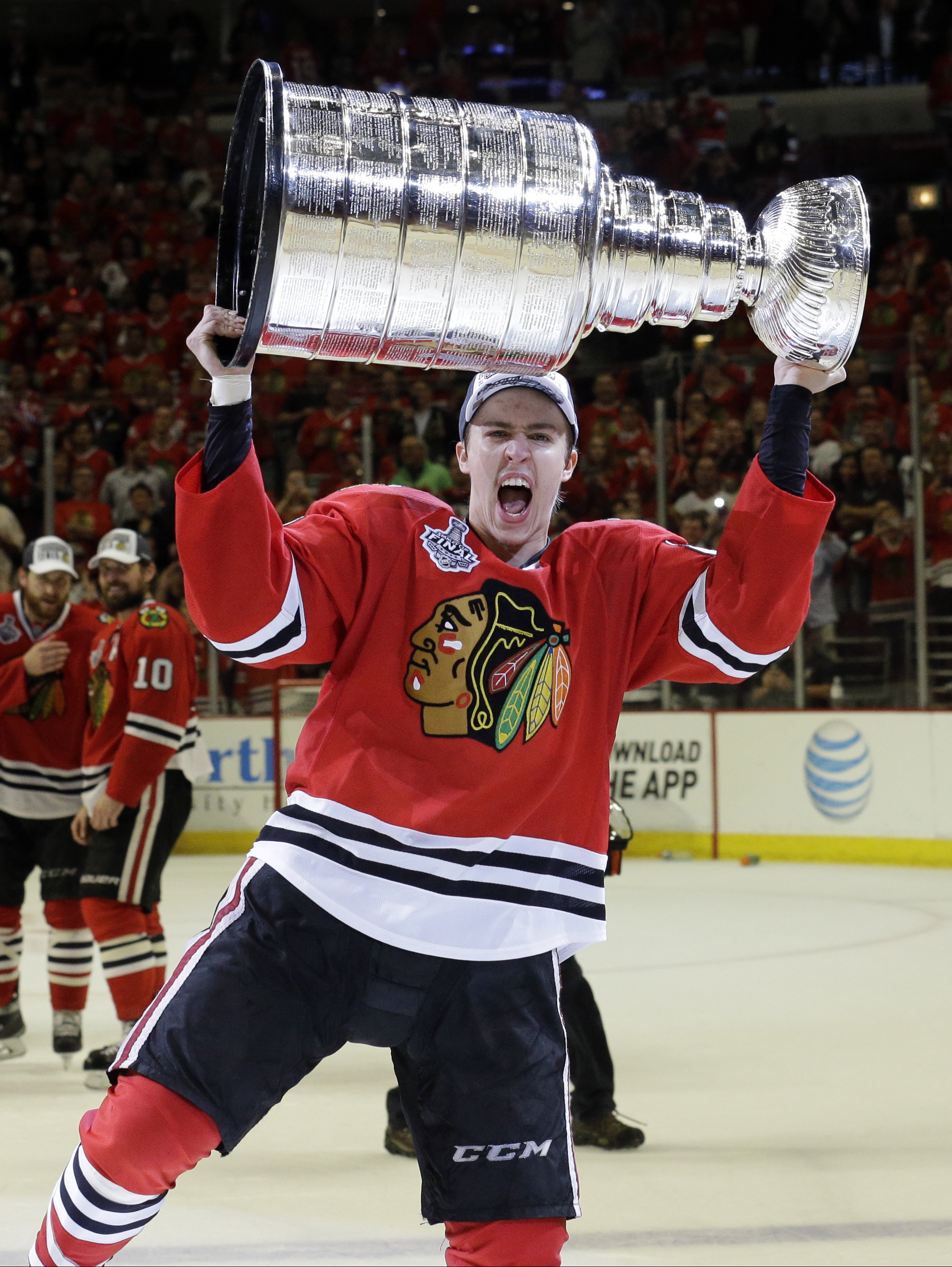 Blackhawks win Stanley Cup at home for first time in 77 years