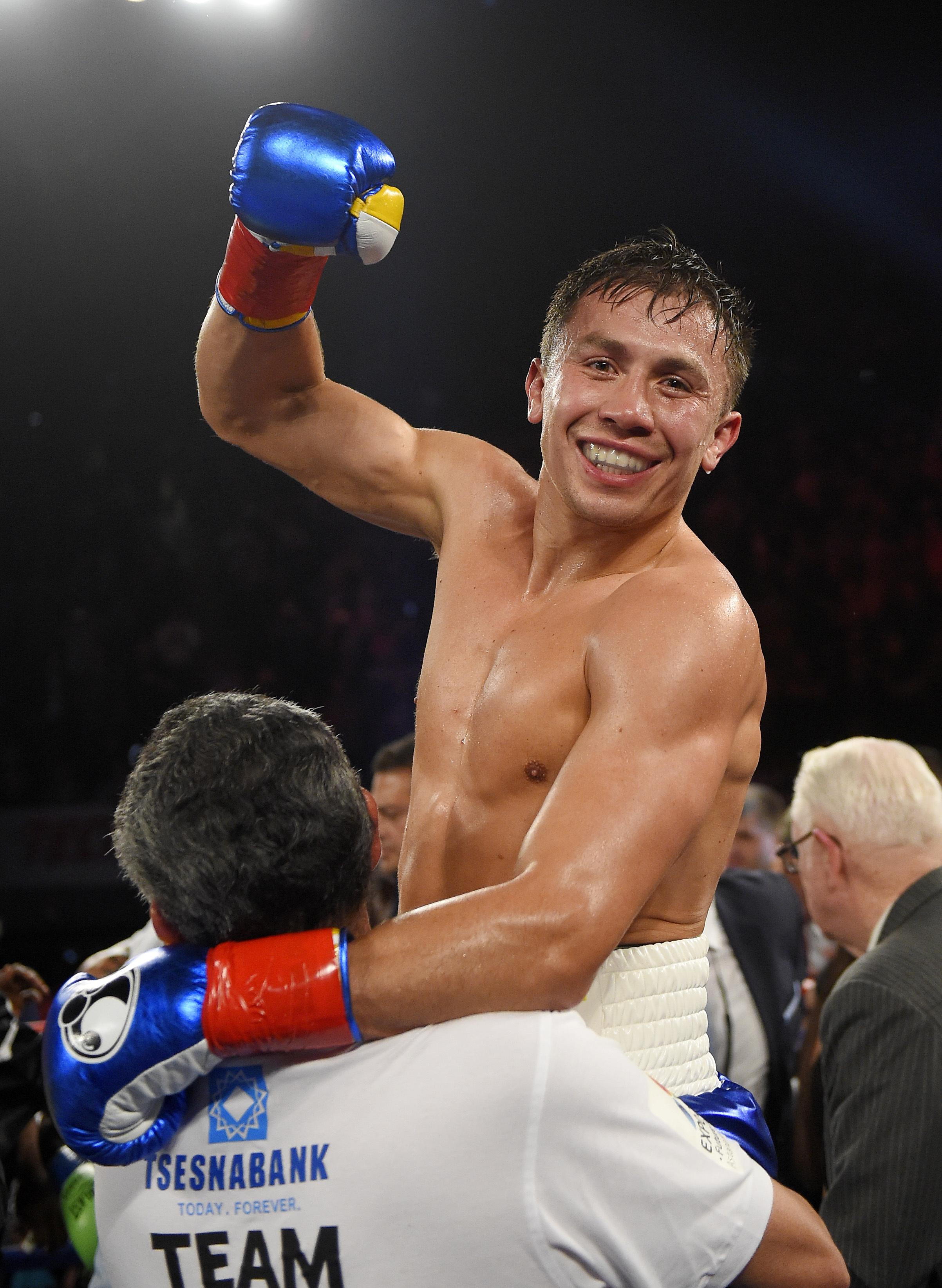  Gennady  Golovkin  stops Dominic Wade in second round for 