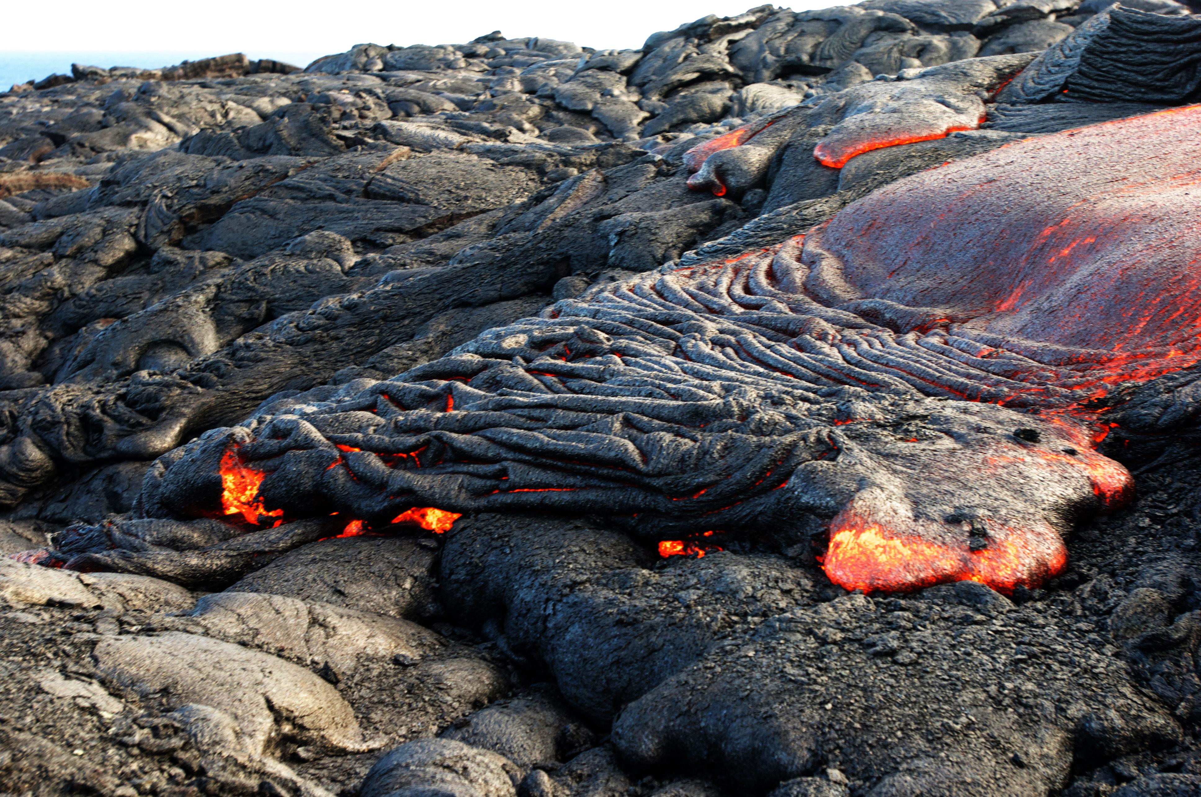 Lava Meets The Sea Puts On Fire spitting Show In Hawaii The 