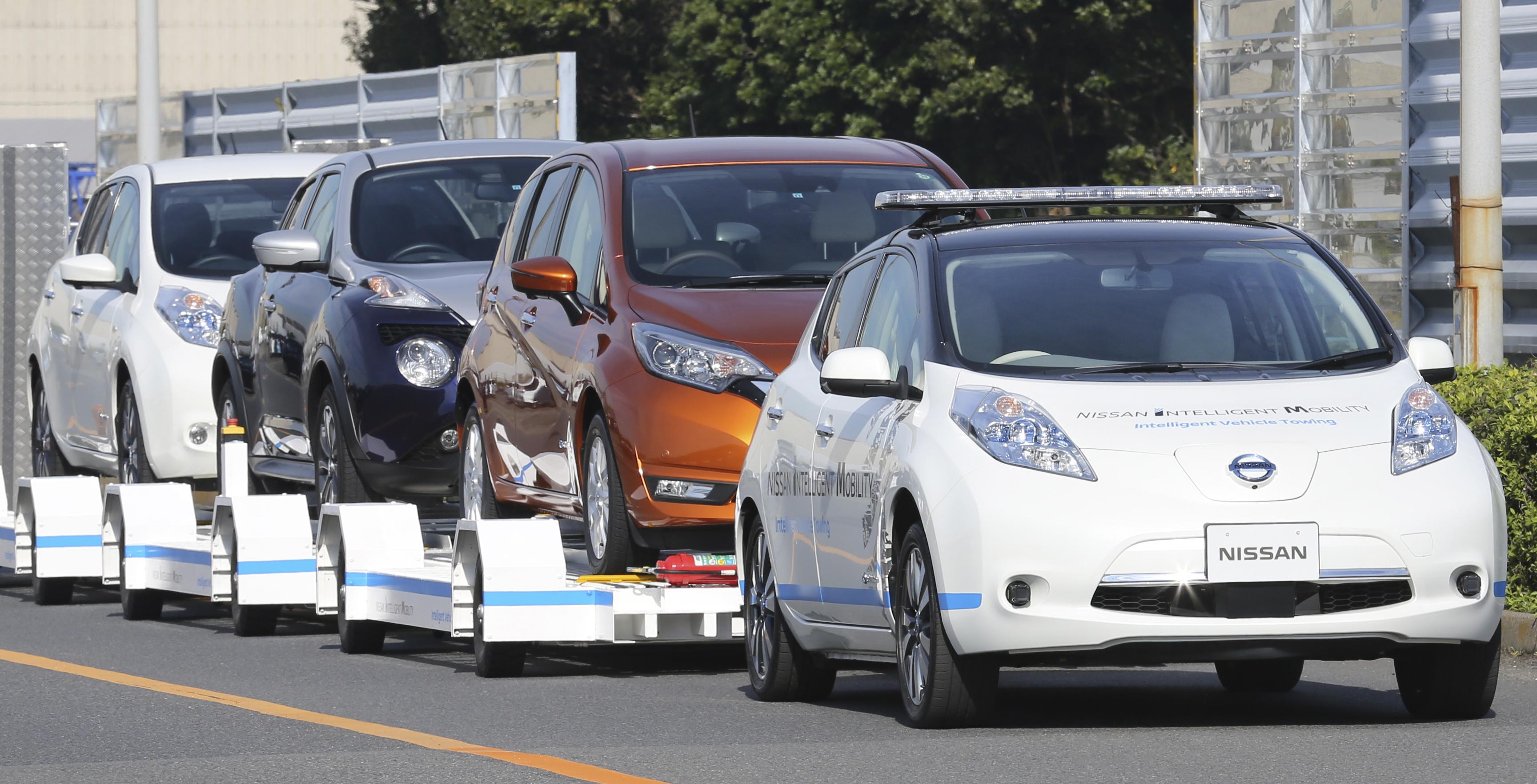 Cars Without Drivers Scoot Around Nissan Plant Towing The Nissan Motor Co S Leaf With No One Inside Pulls