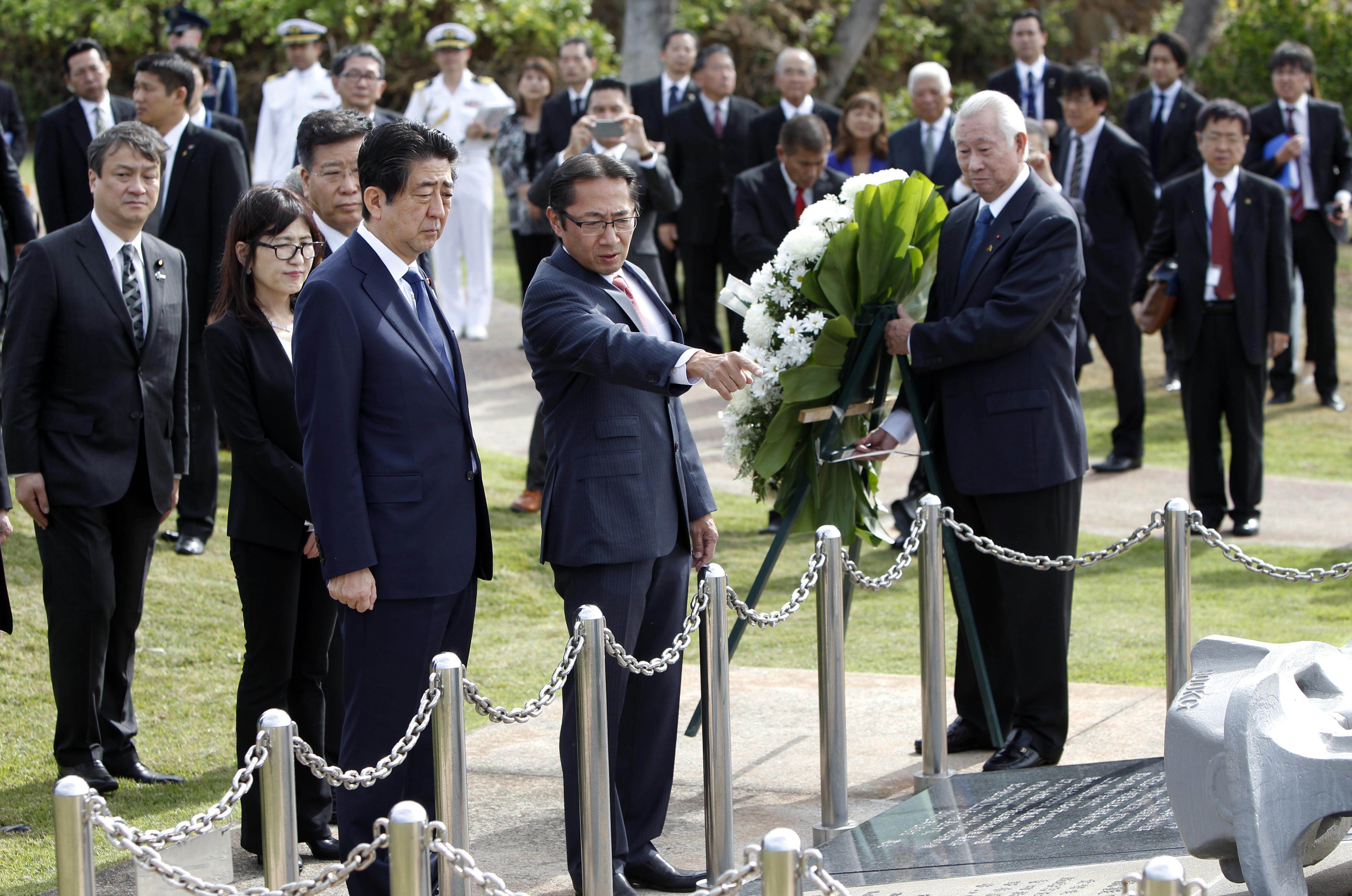 Japanese Prime Minister Lays Wreaths At Hawaii Cemeteries 