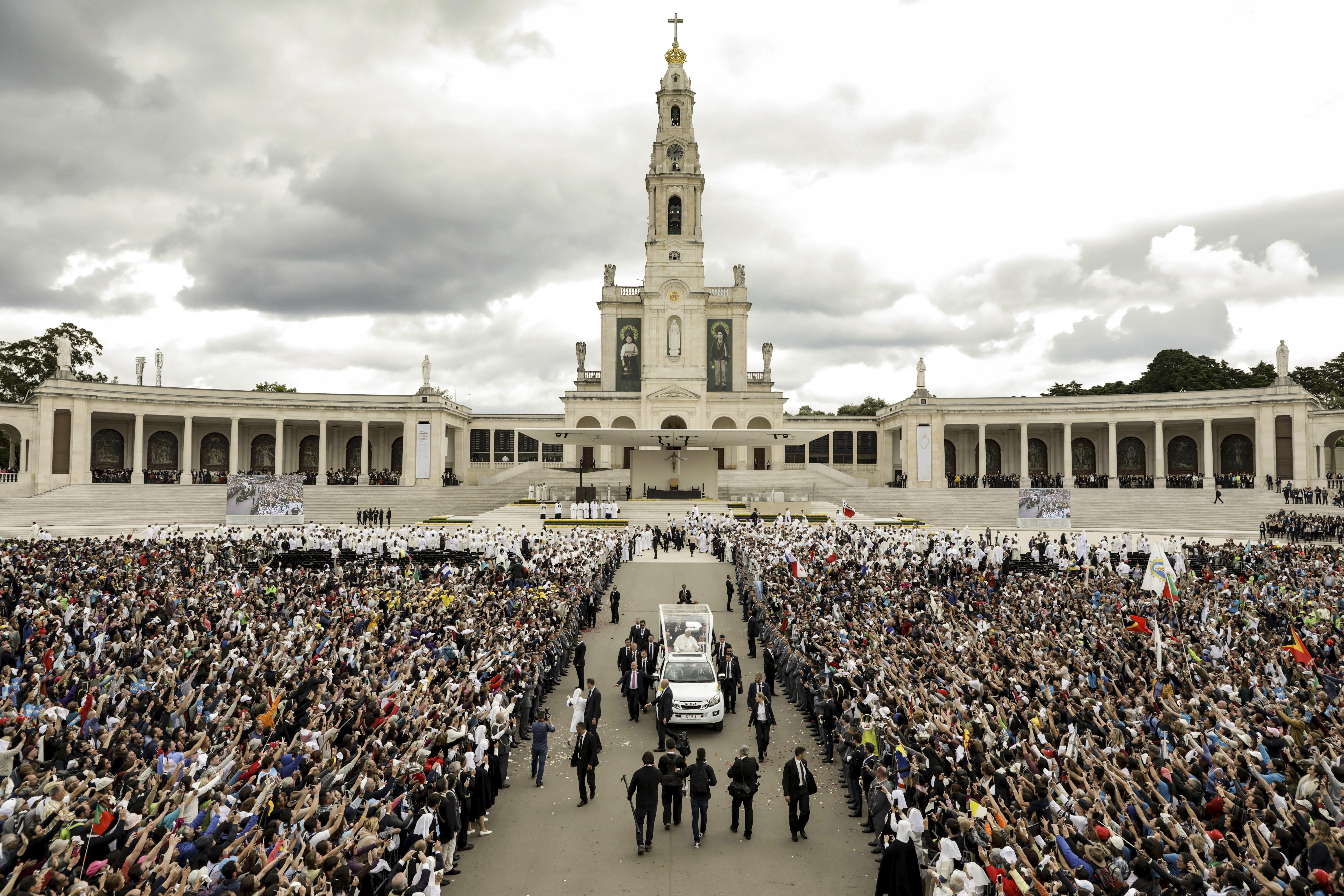 Pope makes 2 Fatima children saints on centenary of visions The