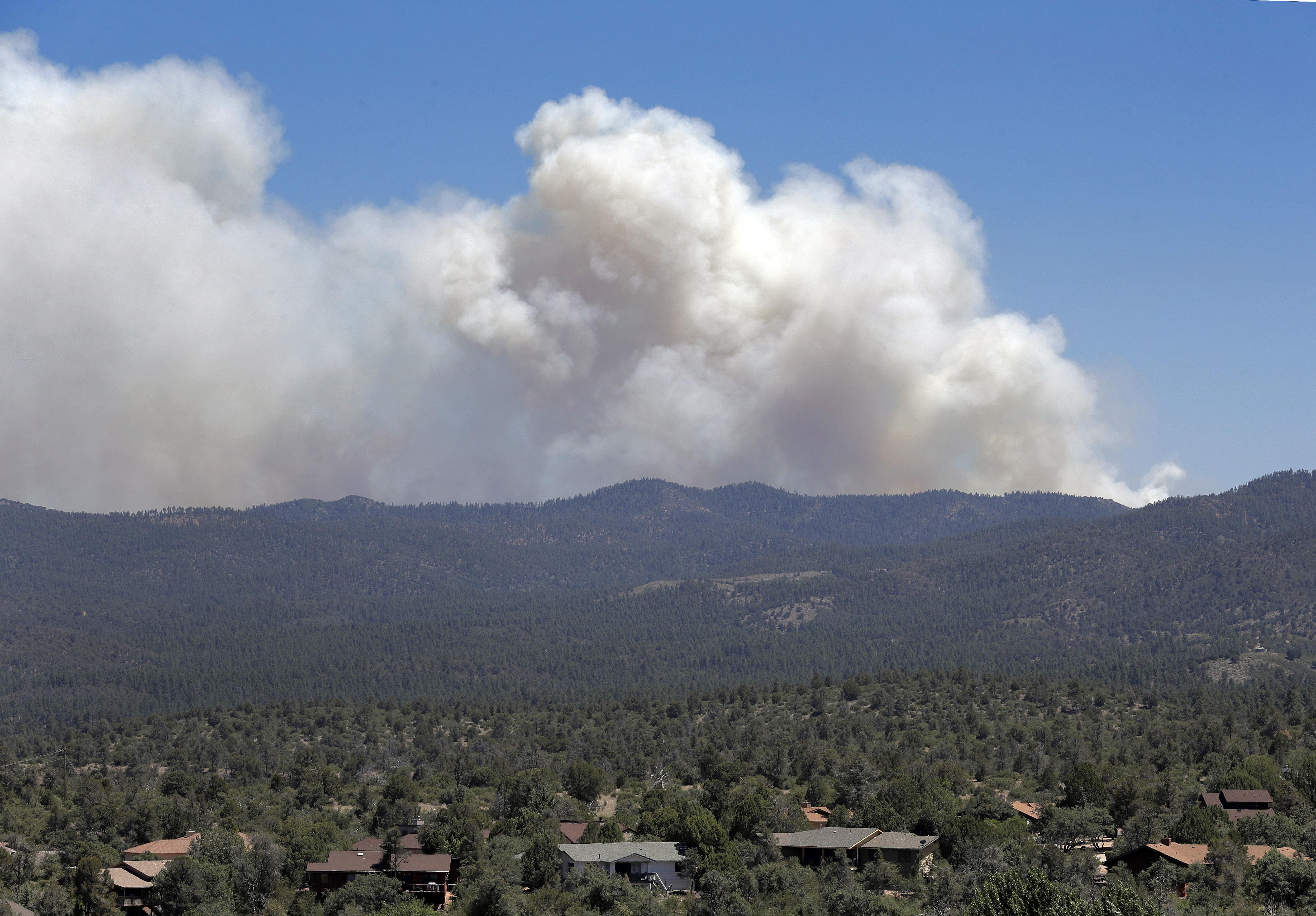 Thousands in Arizona flee flames as wildfires sweep West The