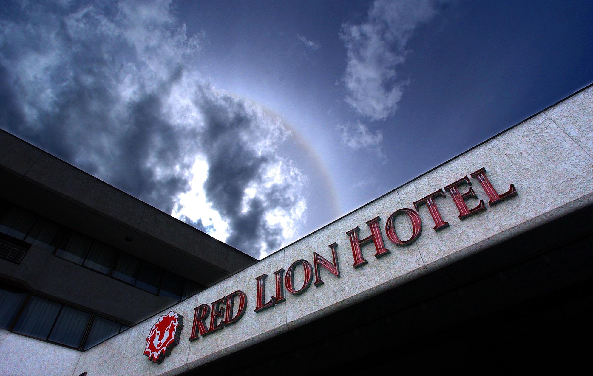 red lion hotel pillows