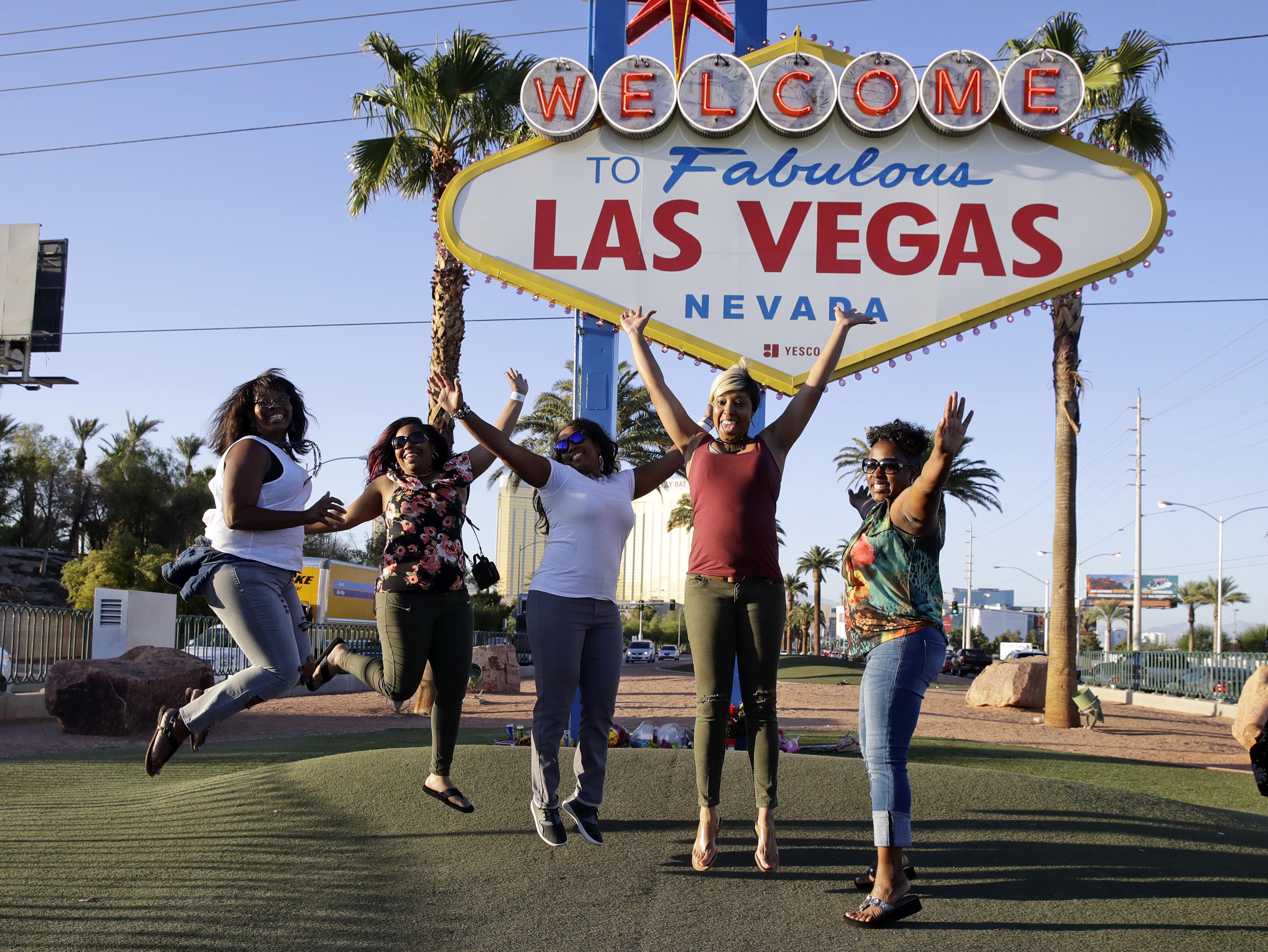 Only days after massacre, party resumes on Las Vegas Strip ...