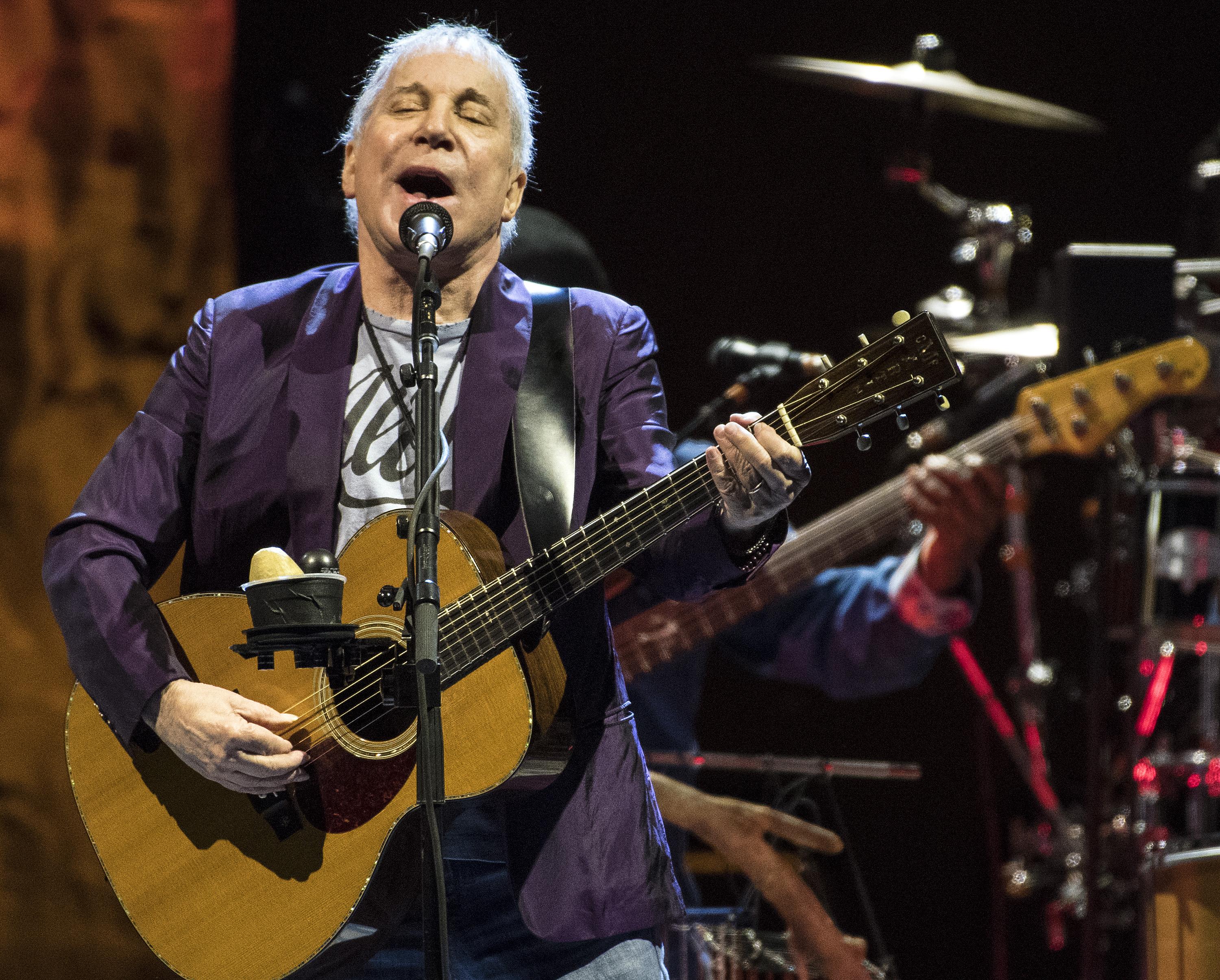 Paul Simon talks, performs at daughter’s college alma mater The