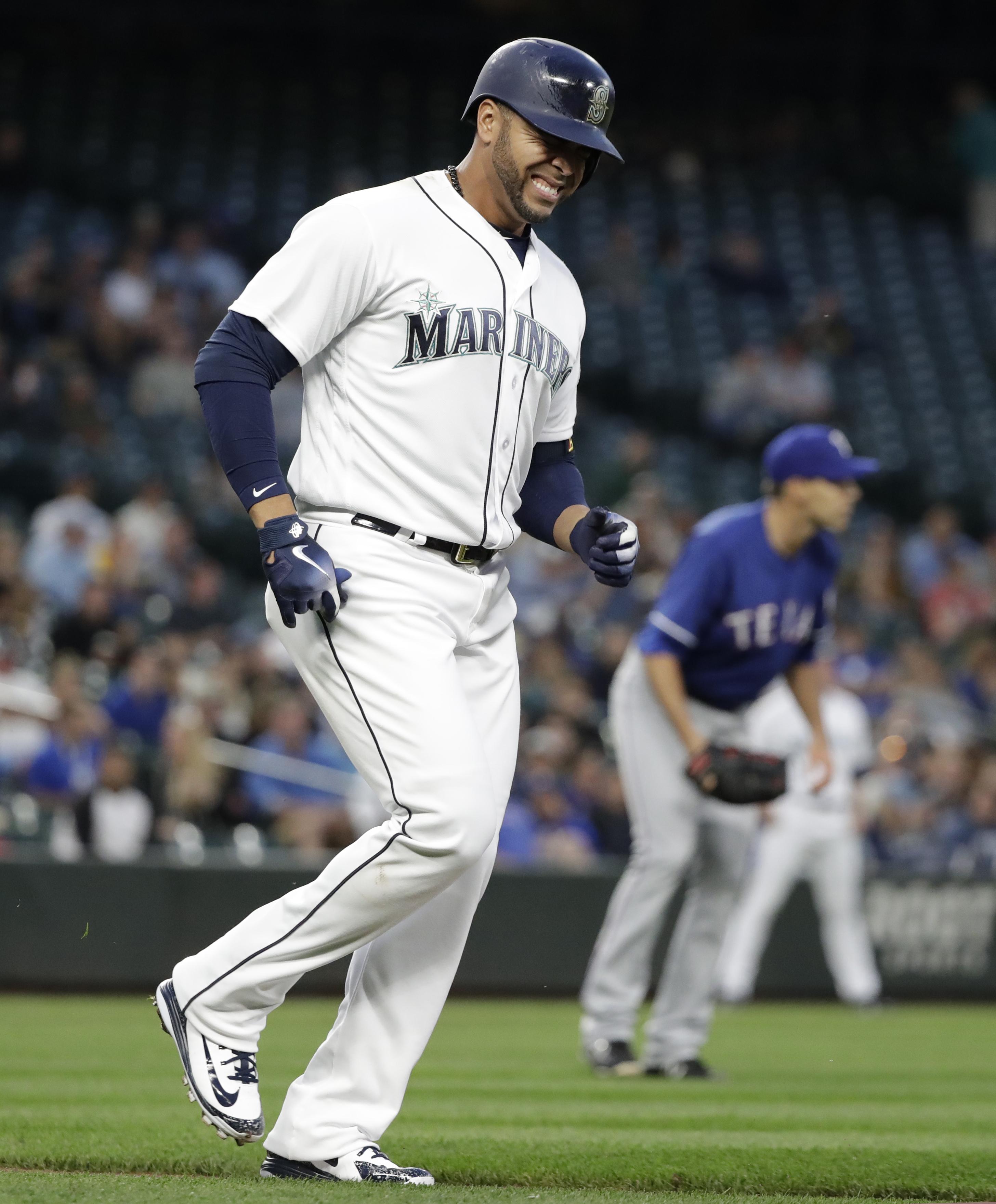 Mariners designated hitter Nelson Cruz pulled with bruised foot