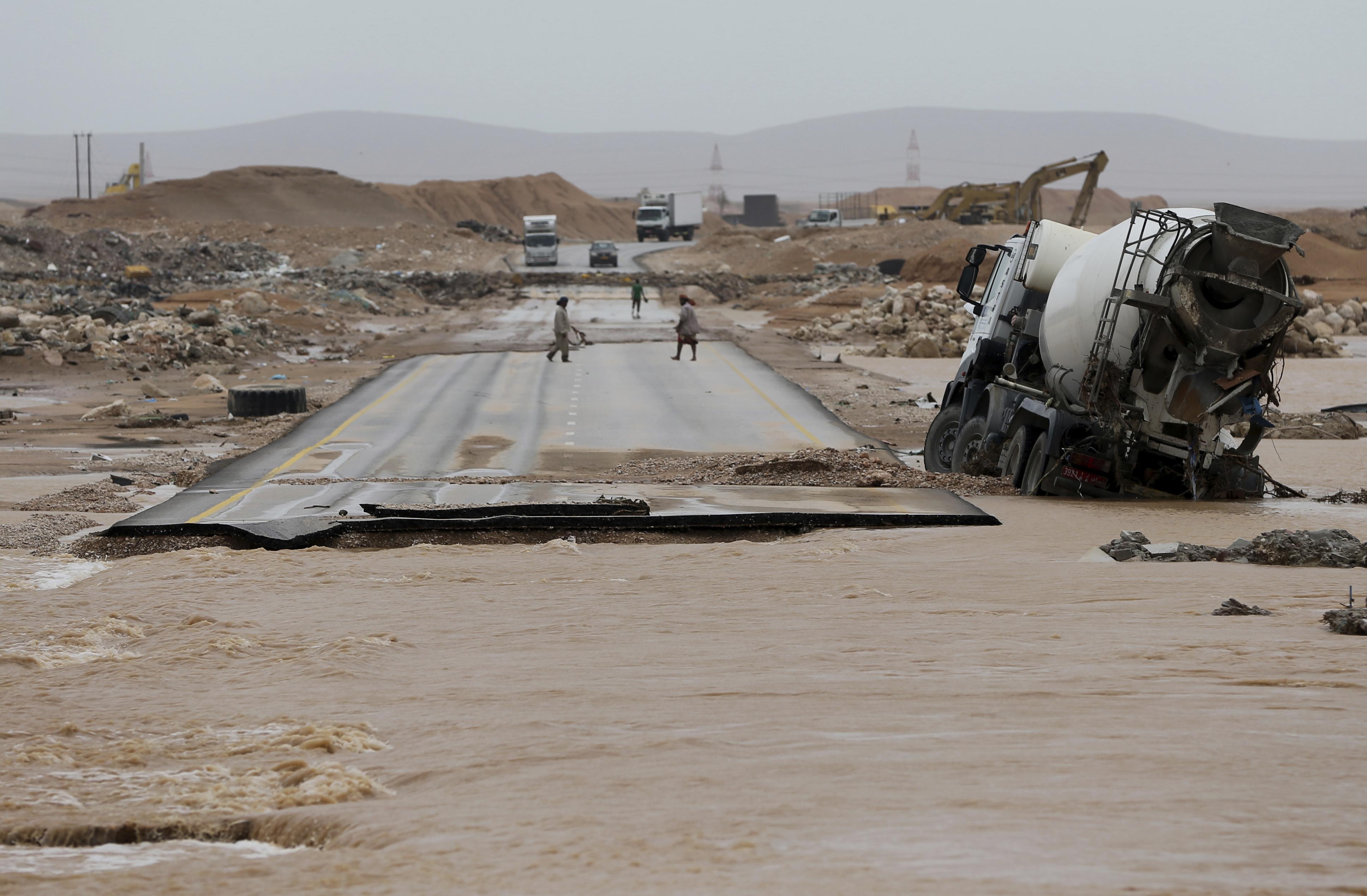 Powerful cyclone strikes Oman, Yemen; 6 dead, 30 missing | The ...