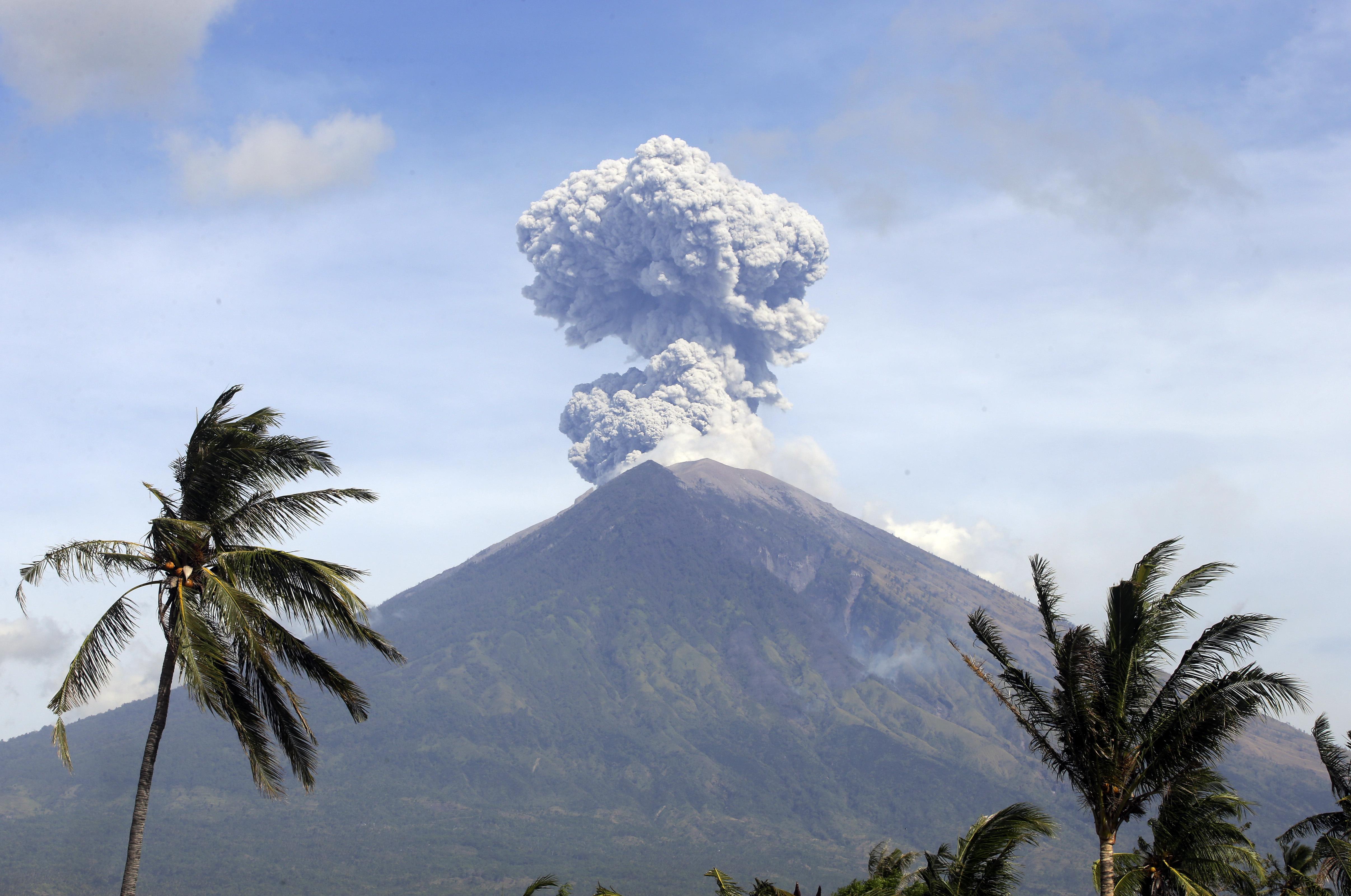 Volcanology center raises Mt Agung alert to third-highest Siaga | The