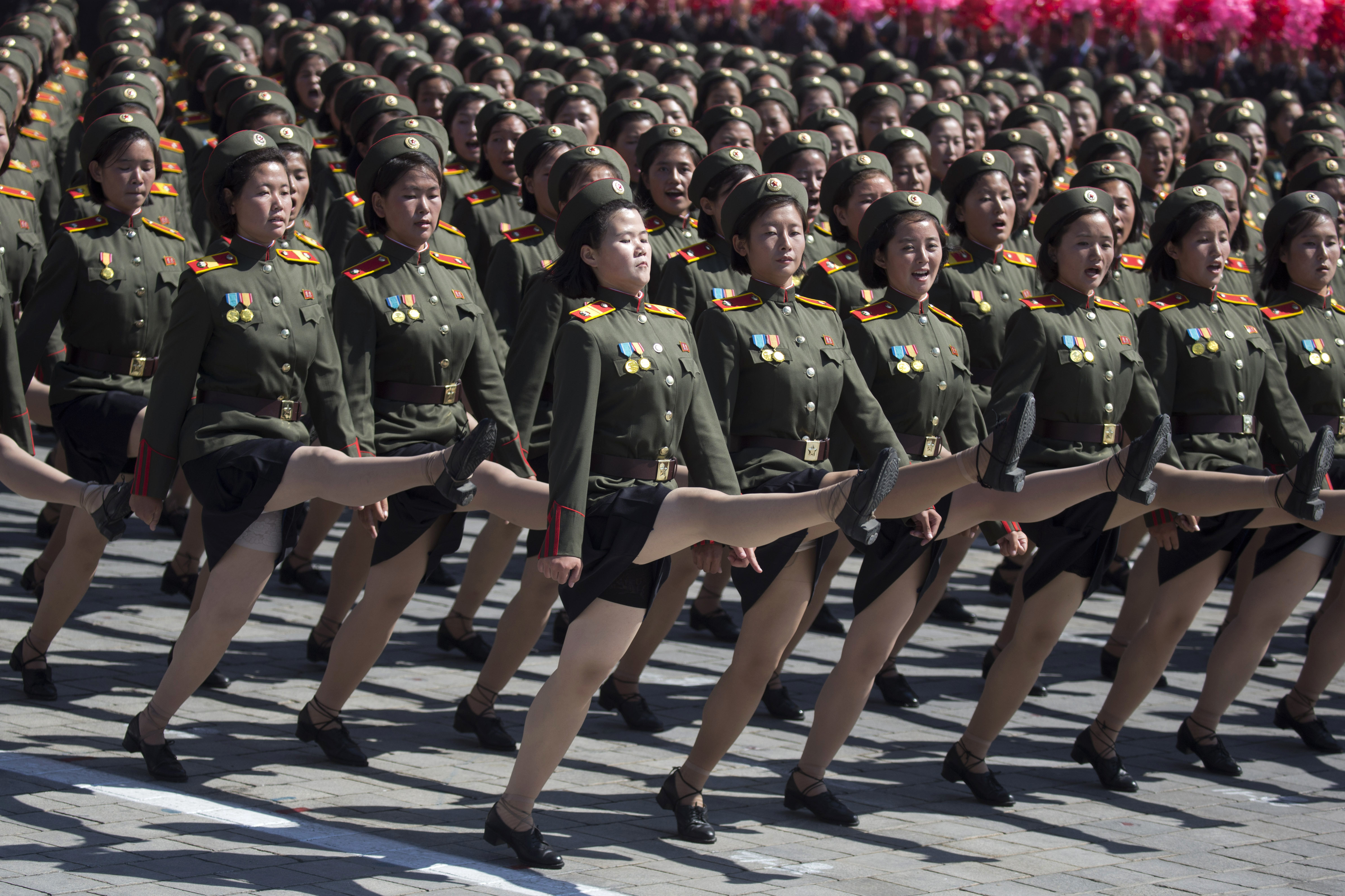 Марширующие женщины Северной Кореи