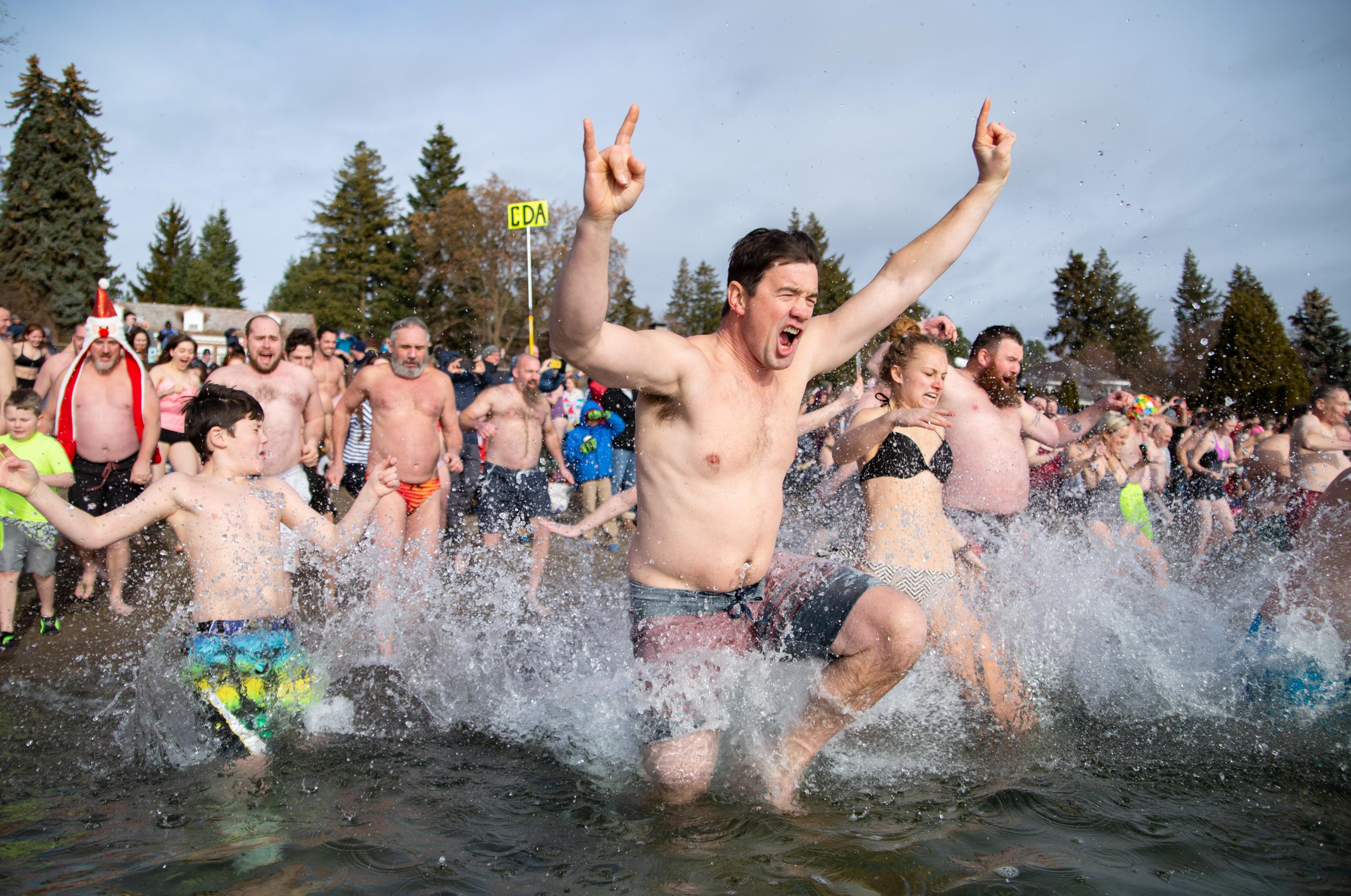 Hundreds Ring In New Year With Icy Dip In Lake Coeur D Alene For