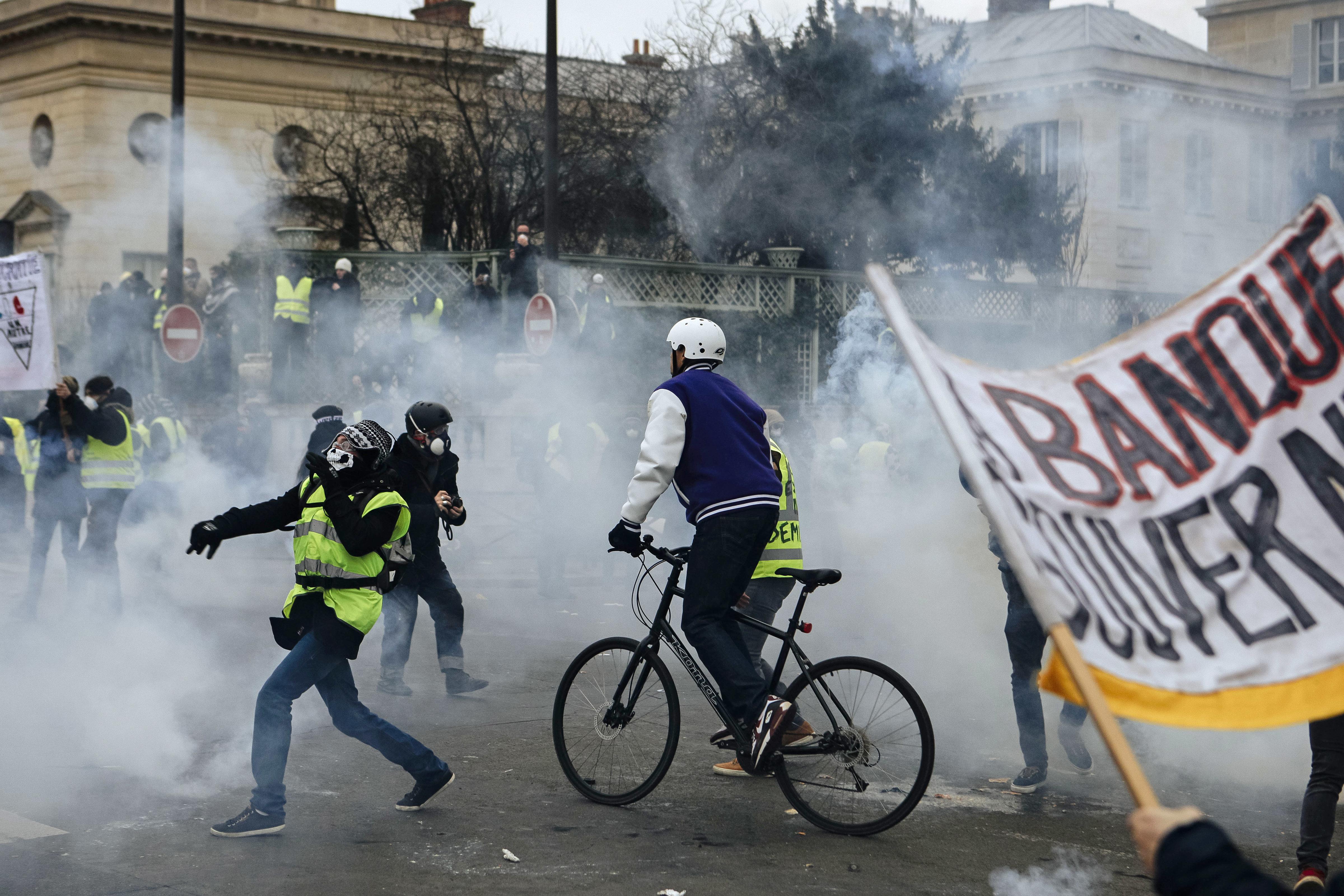 France’s first yellow vest protests of new year brings tear gas, fires | The ...4800 x 3200