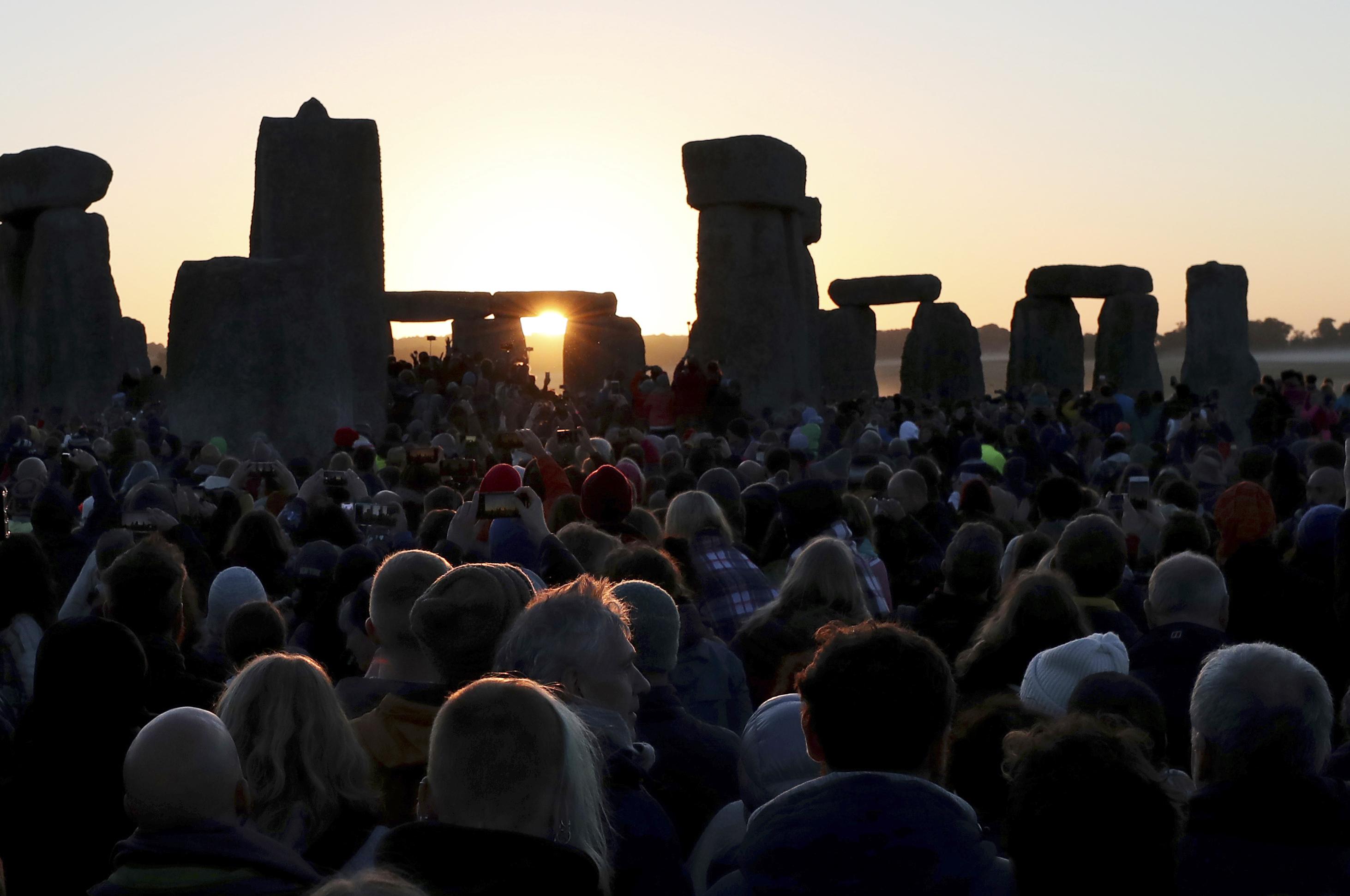 Summer solstice 10,000 watch sunrise at Stonehenge The SpokesmanReview