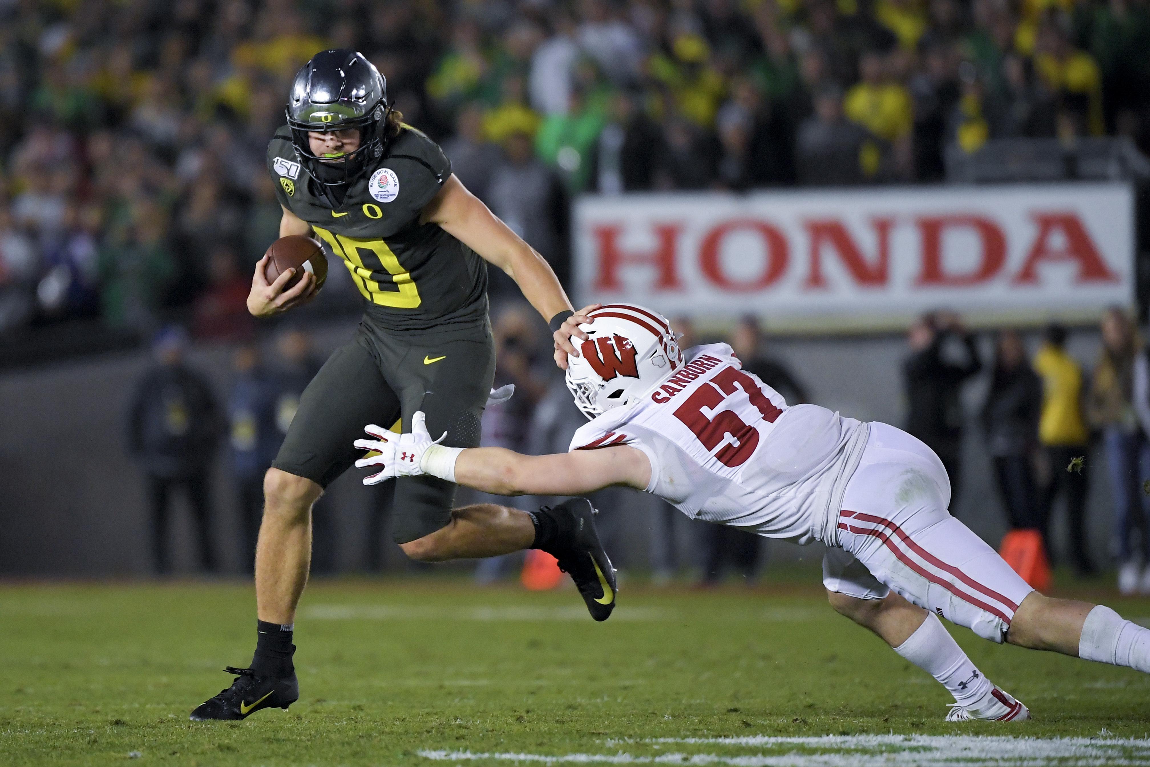 Justin Herbert Has 3 Td Runs Oregon Beats Wisconsin In Rose Bowl