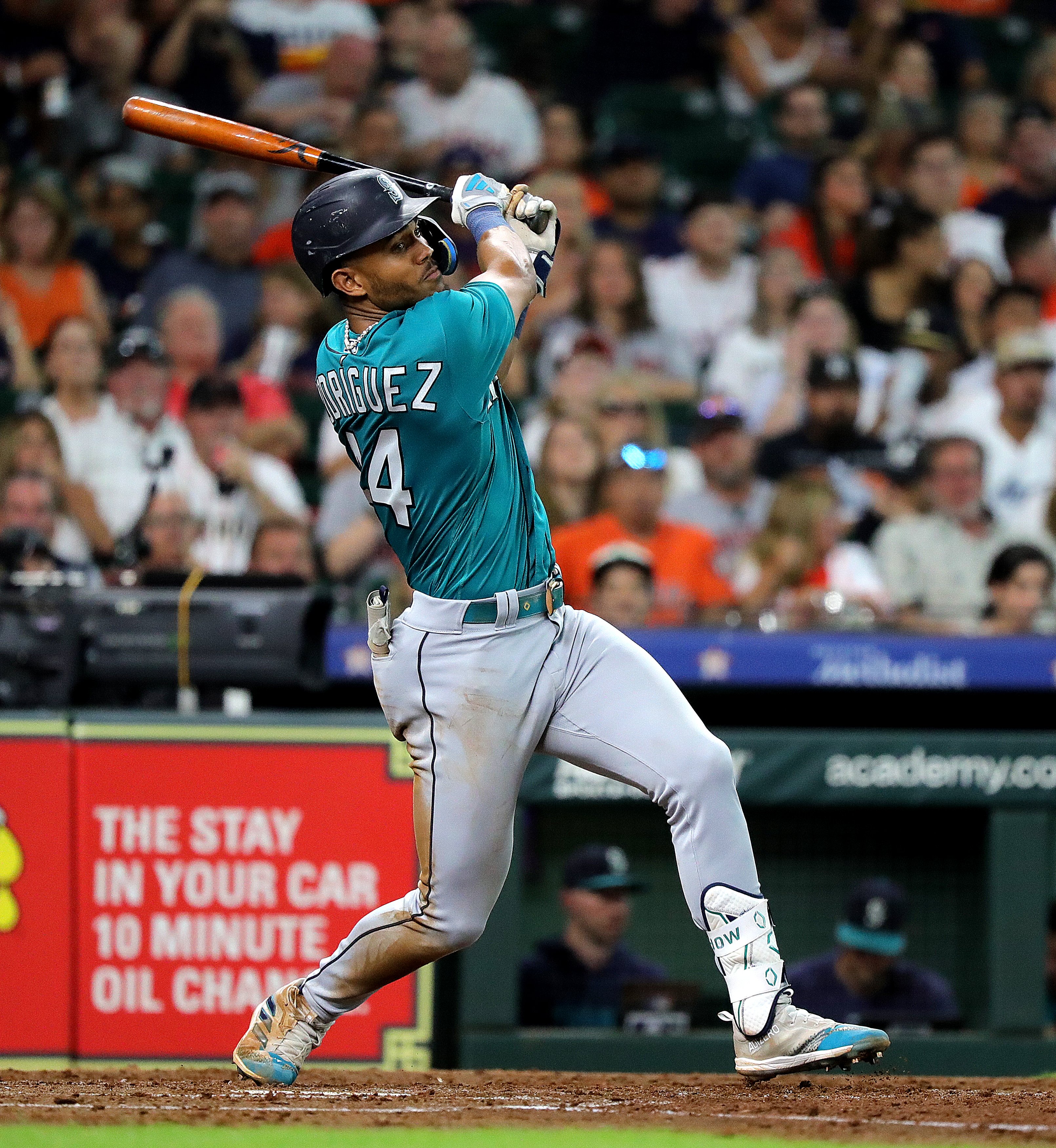 Mariners' Julio Rodriguez sets new MLB record in fourth straight 4