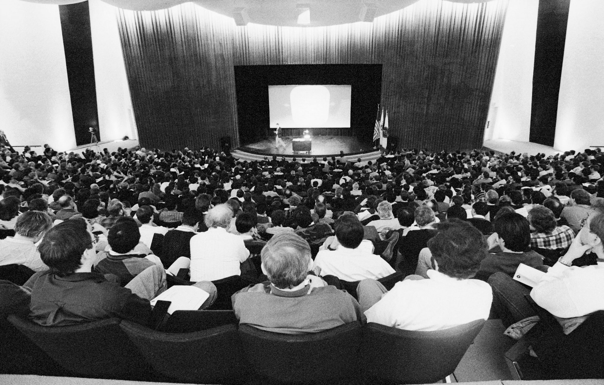 Scientists pack an auditorium at Fermilab on March 2, 1995, to hear about the discovery of the top quark. Source: Fermilab