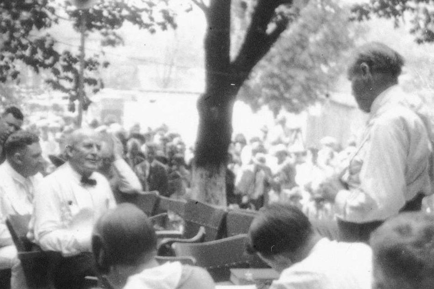 Darrow questions Bryan on the day court was held outside. The next day, the judge cut off questioning.