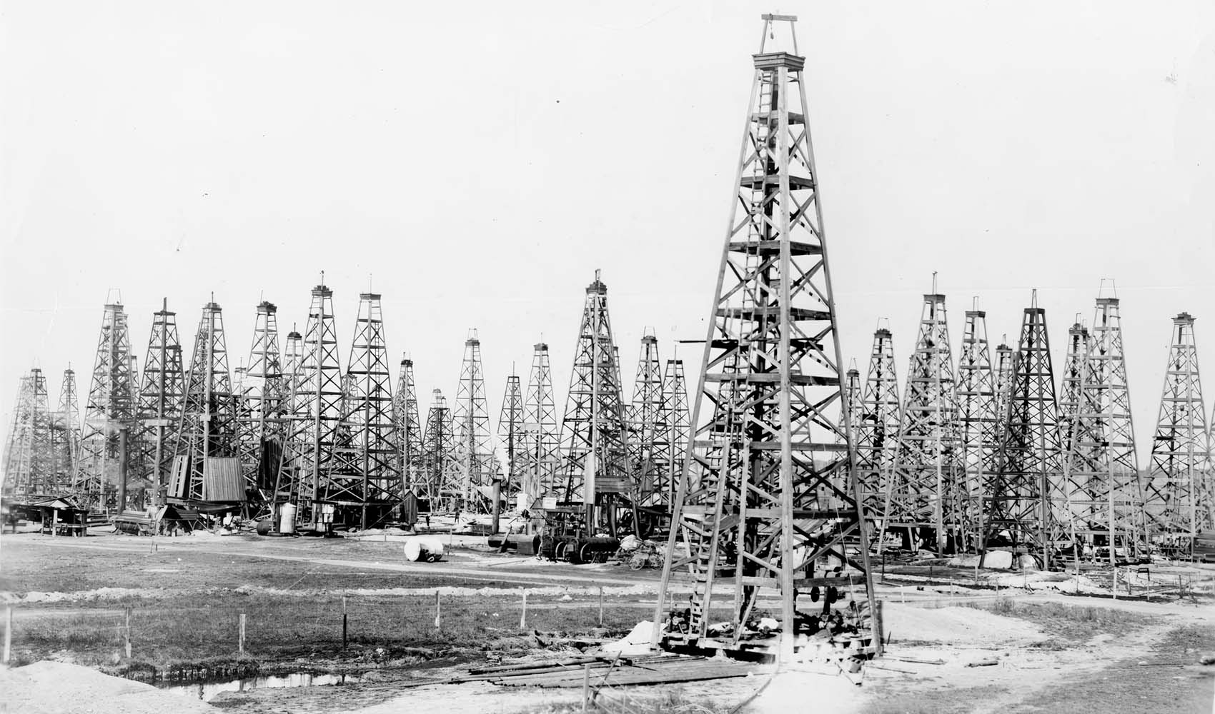 By late June 1901, there were 13 gushers on Spindletop. By the end of 1901, the Spindletop field hosted 138 wells. Photo from University of North Texas Libraries.