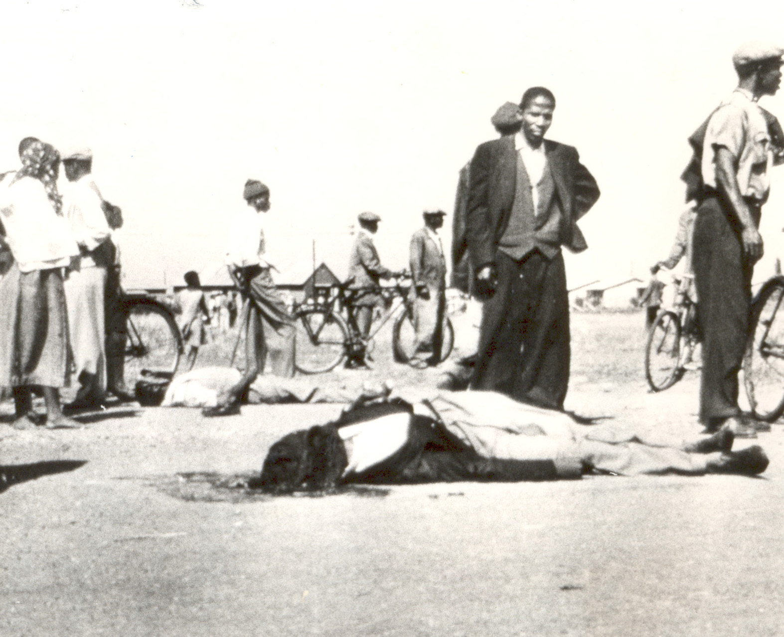 Dead and wounded are left after the police's massacre of protesters in Sharpeville, South Africa, on March 21, 1960. Photo from Media 24.